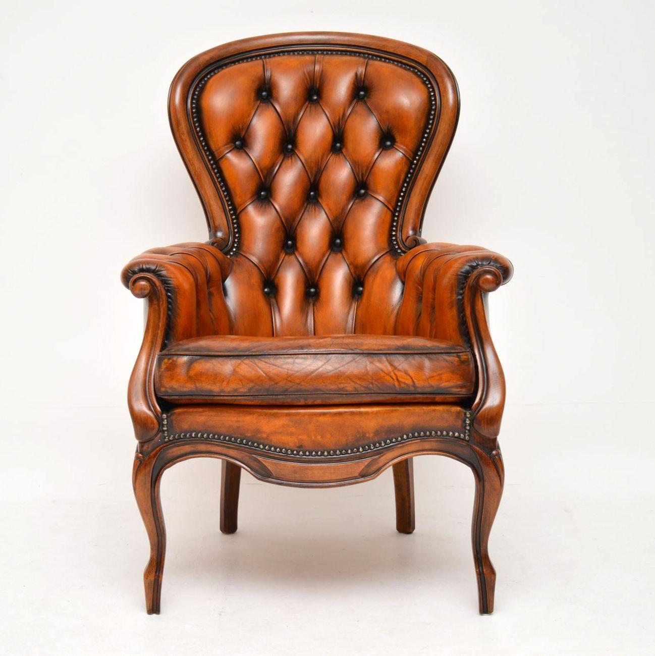 This antique French spoon back armchair still has the original deep buttoned leather upholstery on it. Our leather specialist has revived, polished and enhanced the color, so it still has a lot of character. It’s in excellent condition, dating from