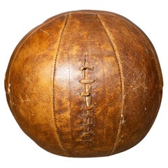 Balón medicinal antiguo de cuero c.1930