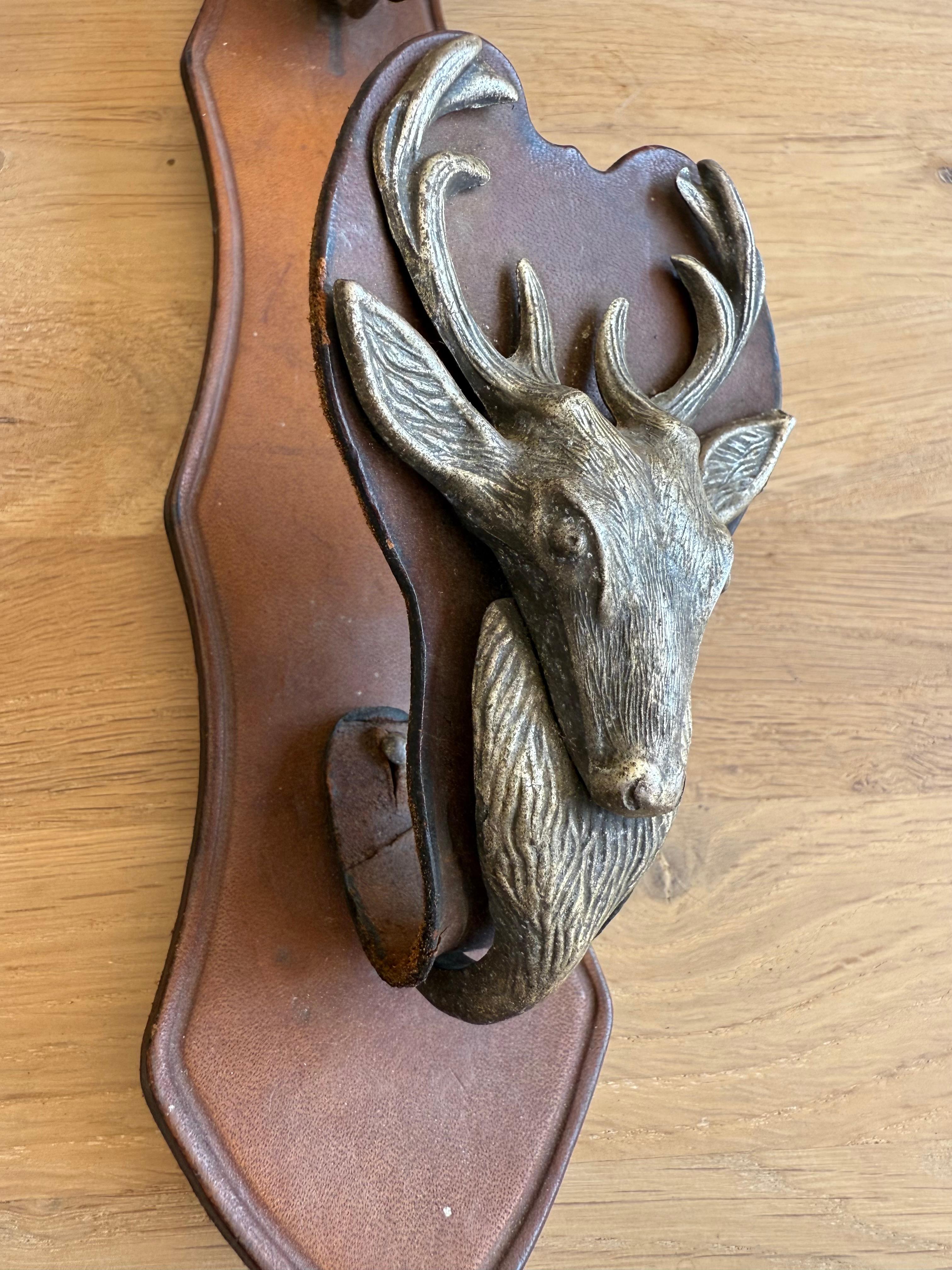 Antiker Rifle Rack aus Leder und Metall, wandmontiertes Gewehrregal mit Hirschhüllen im Angebot 3