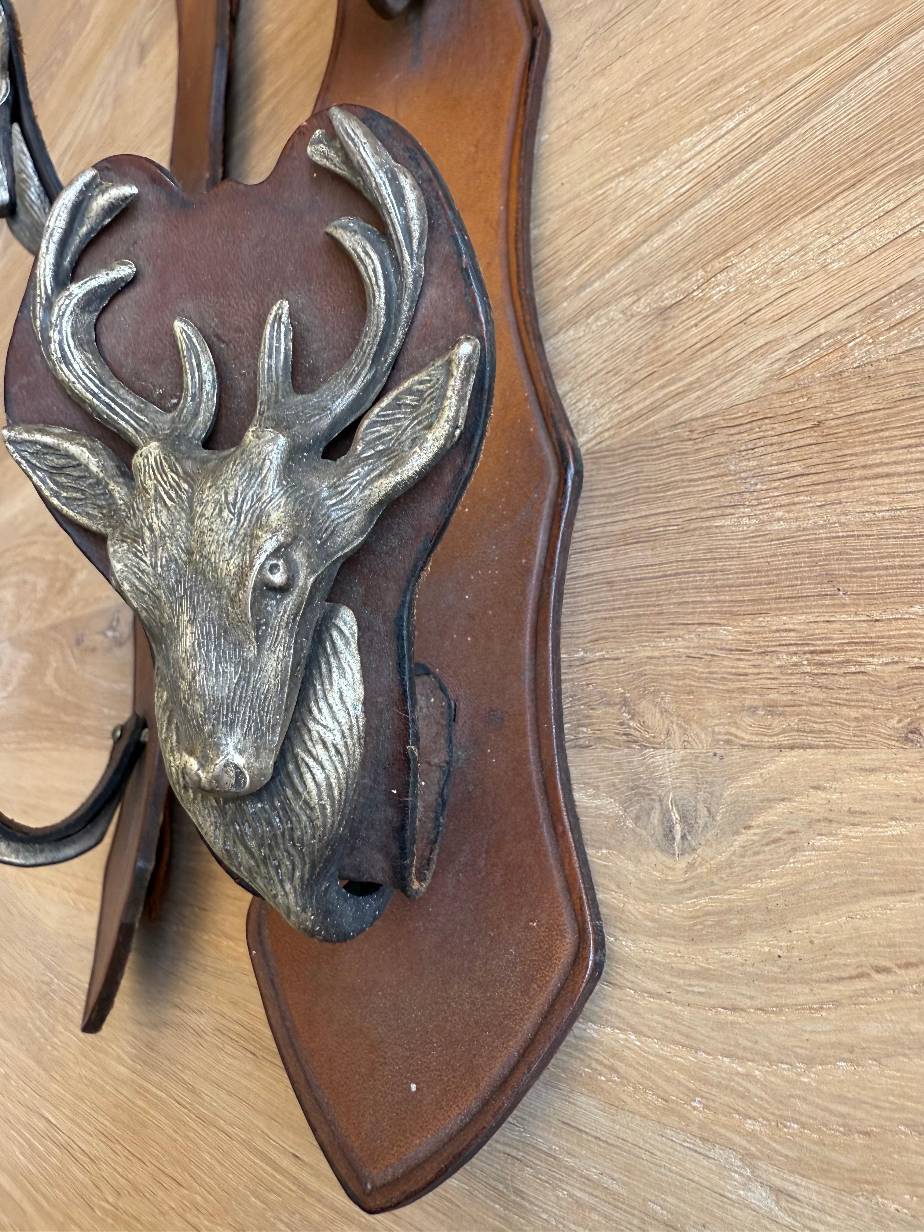 Antiker Rifle Rack aus Leder und Metall, wandmontiertes Gewehrregal mit Hirschhüllen im Angebot 4
