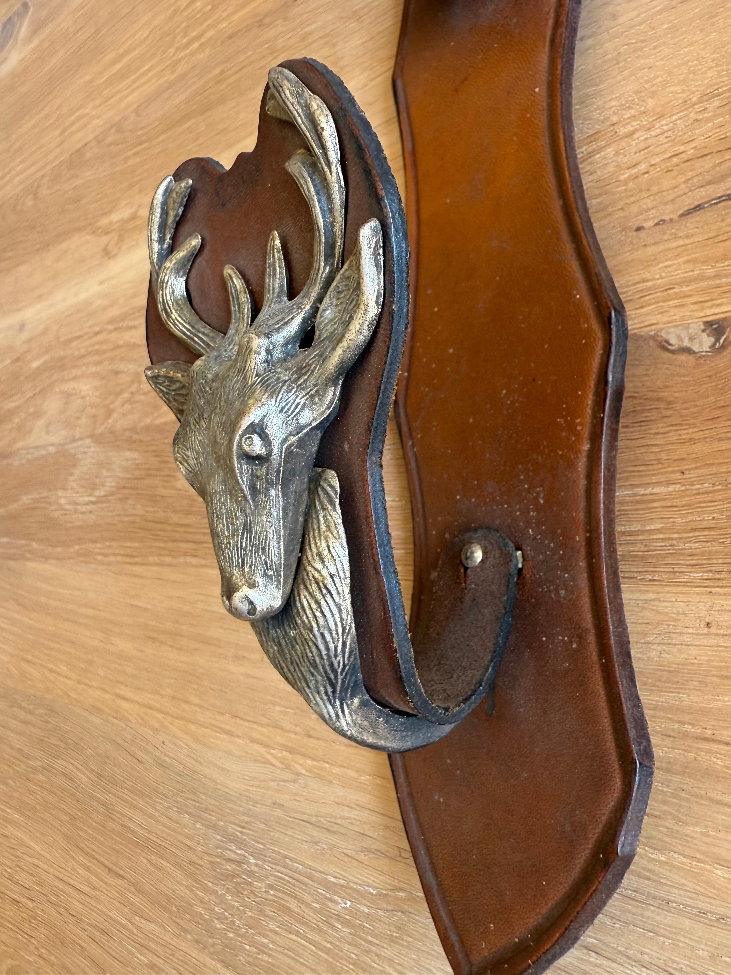 Antiker Rifle Rack aus Leder und Metall, wandmontiertes Gewehrregal mit Hirschhüllen im Angebot 5