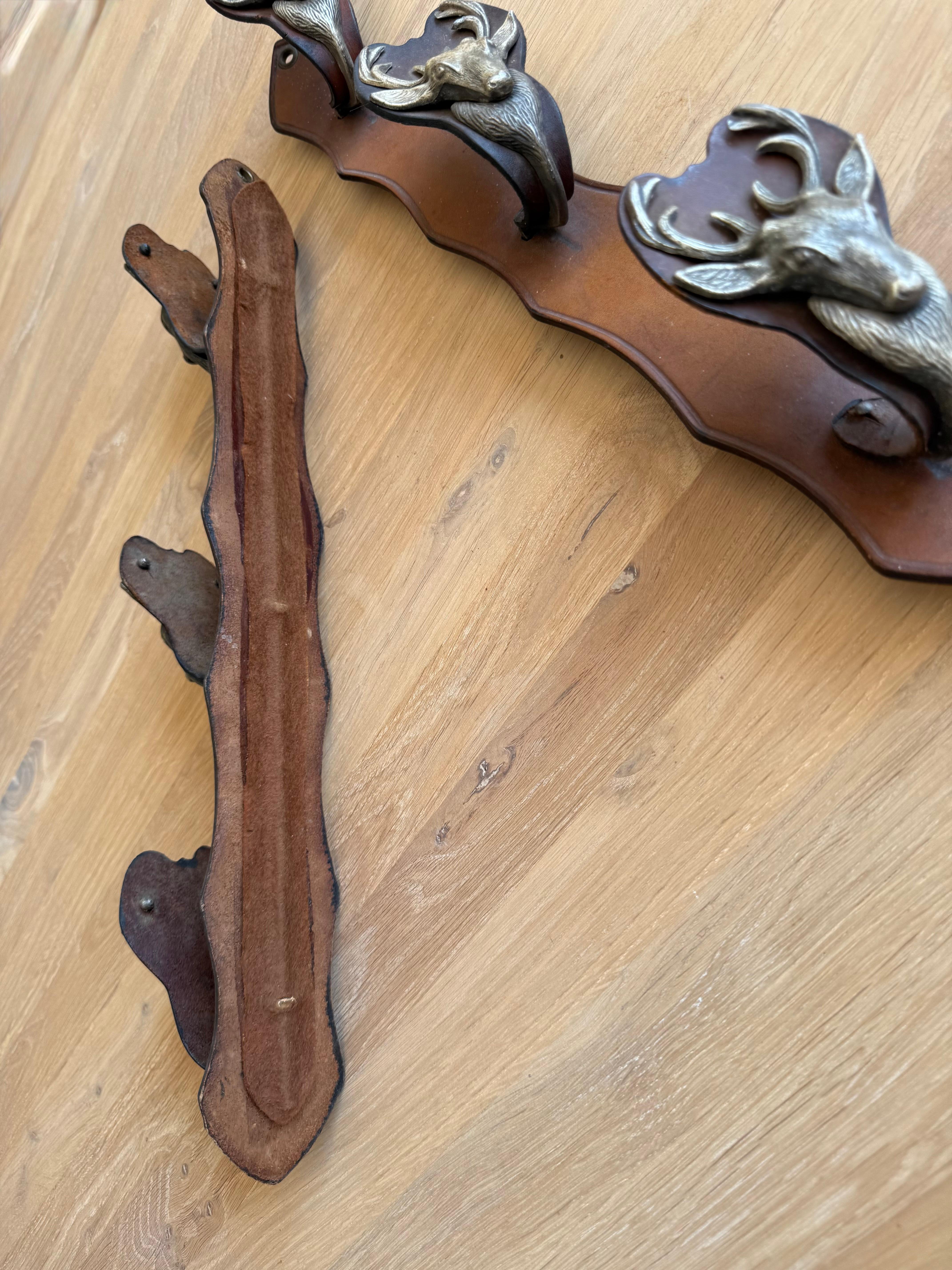 Antiker Rifle Rack aus Leder und Metall, wandmontiertes Gewehrregal mit Hirschhüllen im Angebot 6