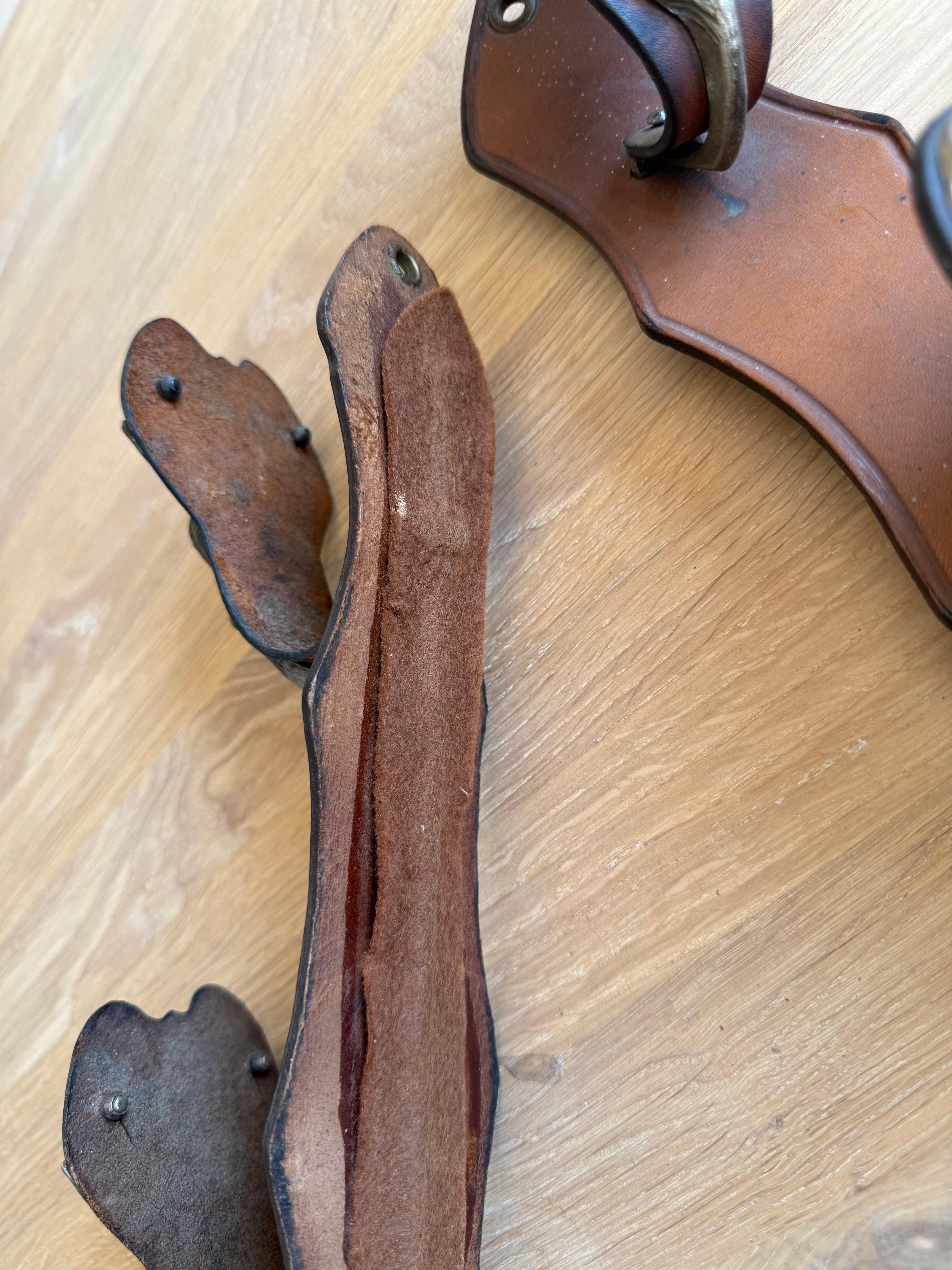 Antiker Rifle Rack aus Leder und Metall, wandmontiertes Gewehrregal mit Hirschhüllen im Angebot 7