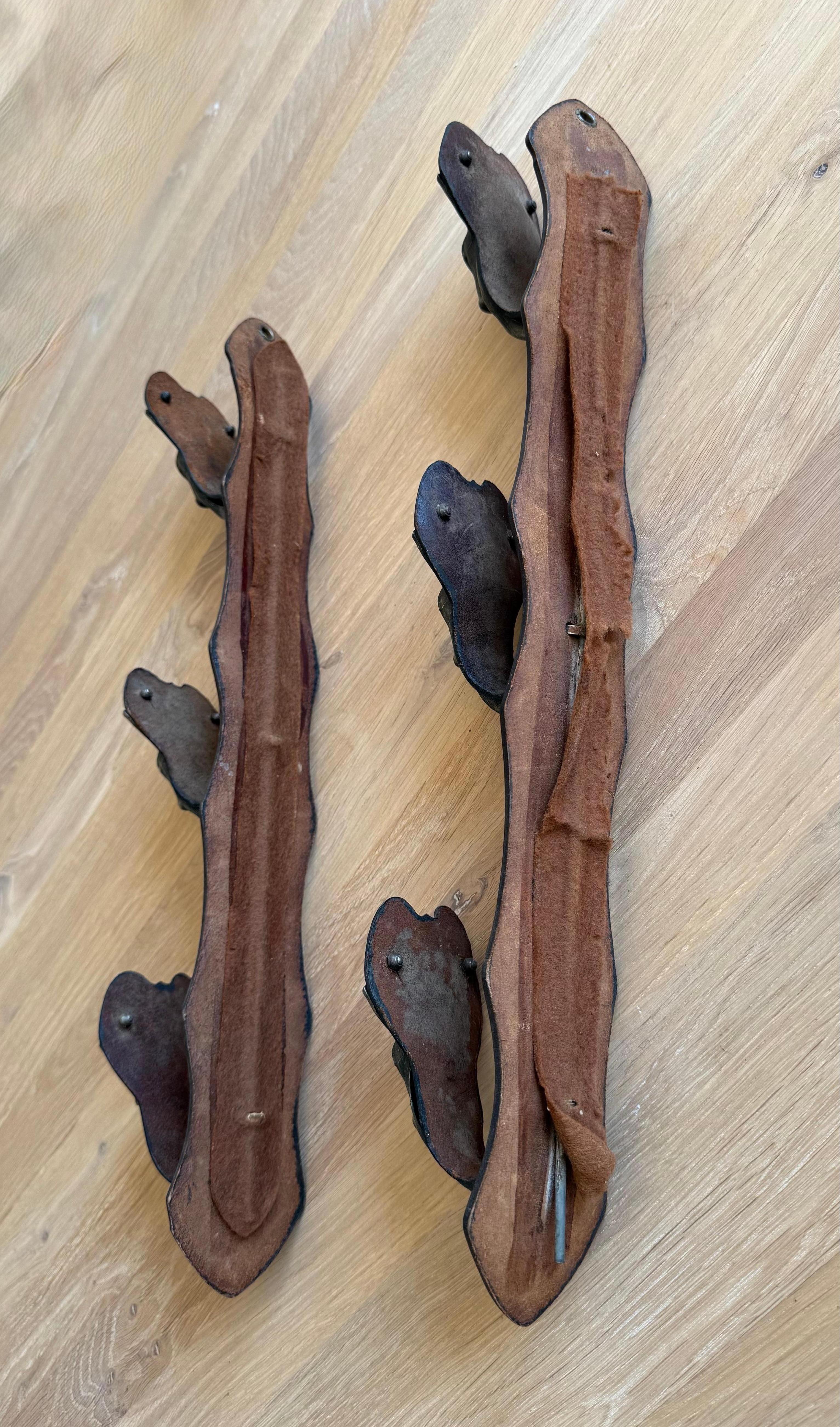 Antiker Rifle Rack aus Leder und Metall, wandmontiertes Gewehrregal mit Hirschhüllen im Angebot 8