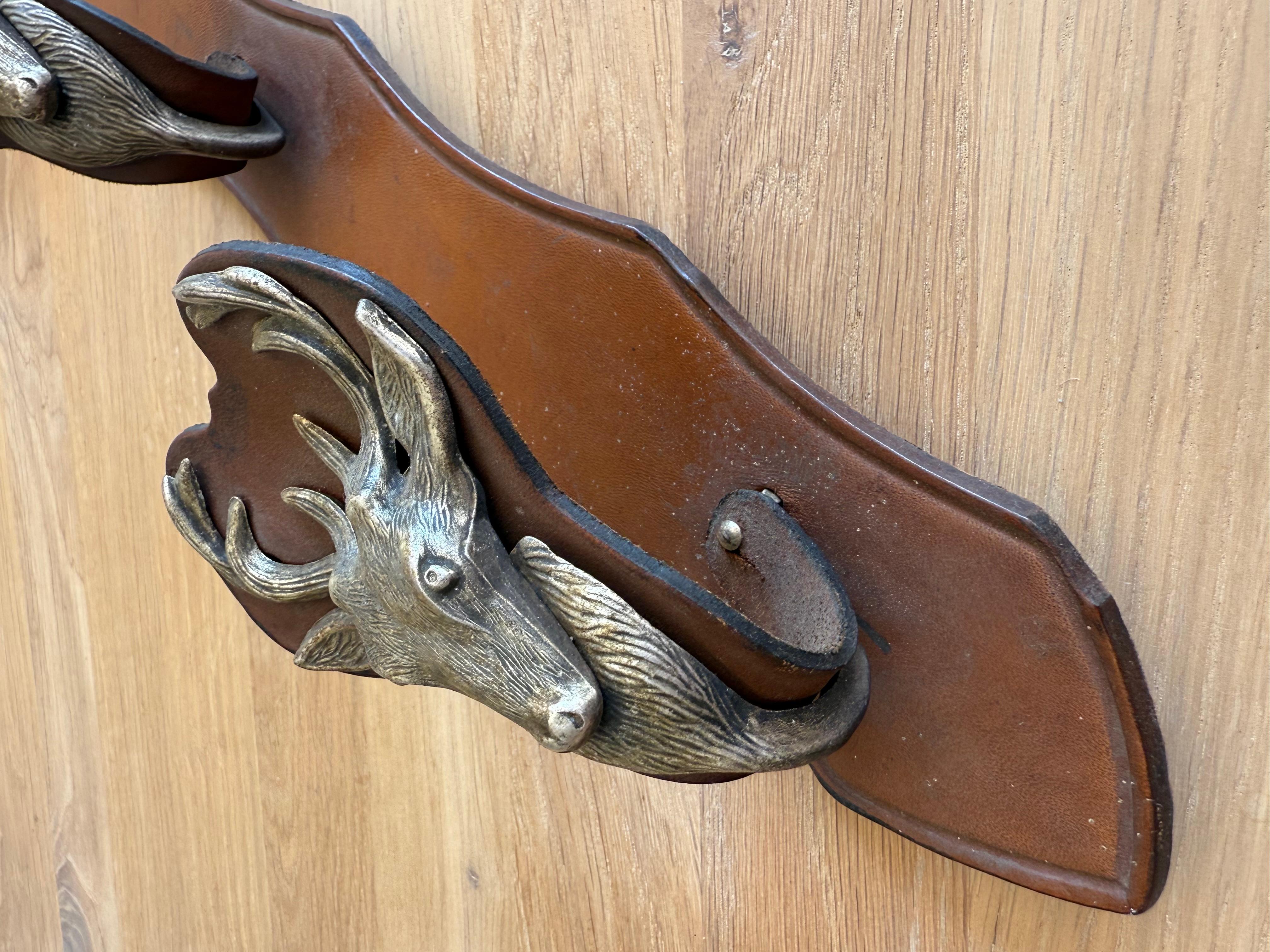 Antiker Rifle Rack aus Leder und Metall, wandmontiertes Gewehrregal mit Hirschhüllen im Angebot 10