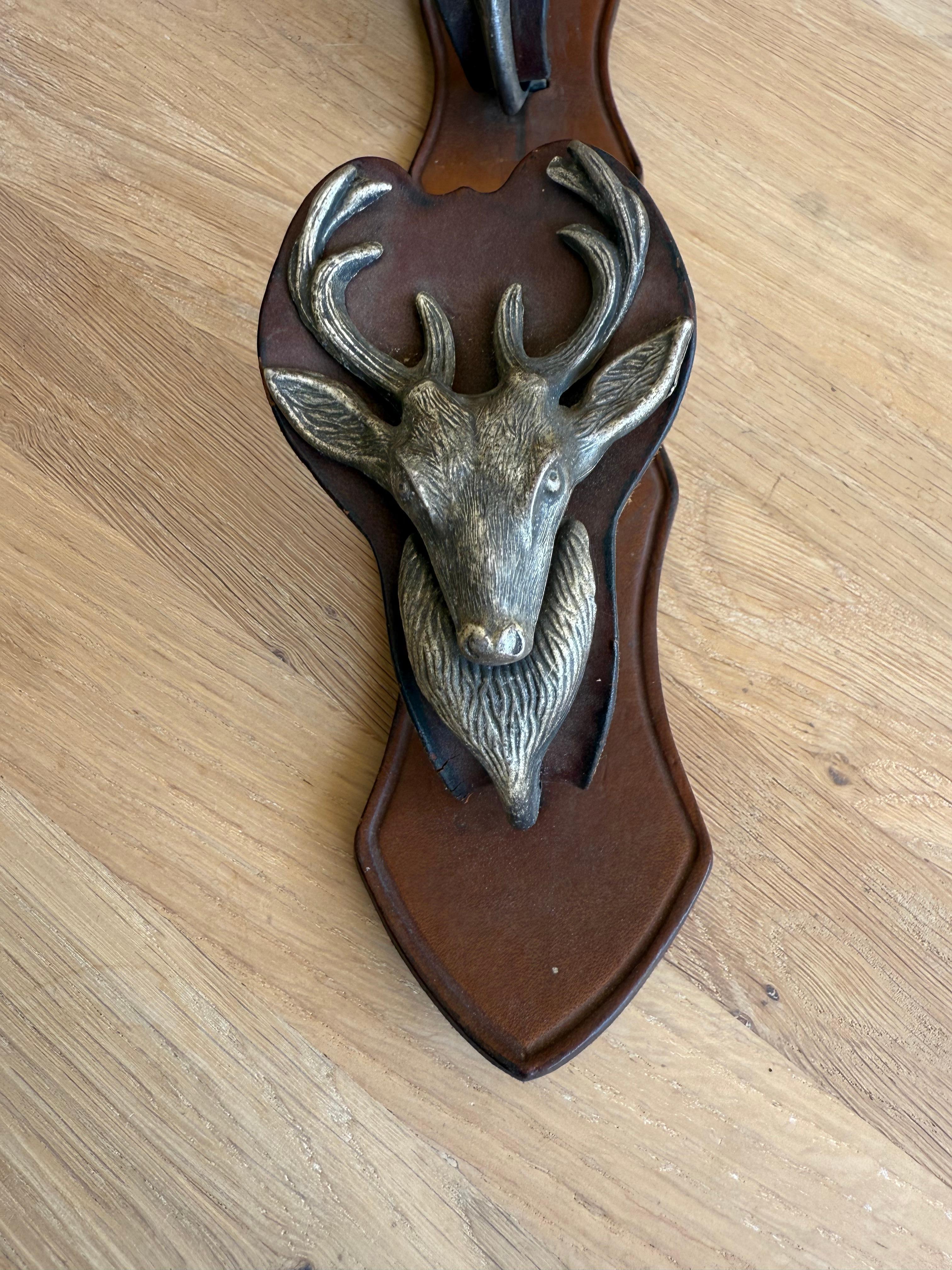 Antiker Rifle Rack aus Leder und Metall, wandmontiertes Gewehrregal mit Hirschhüllen im Angebot 11