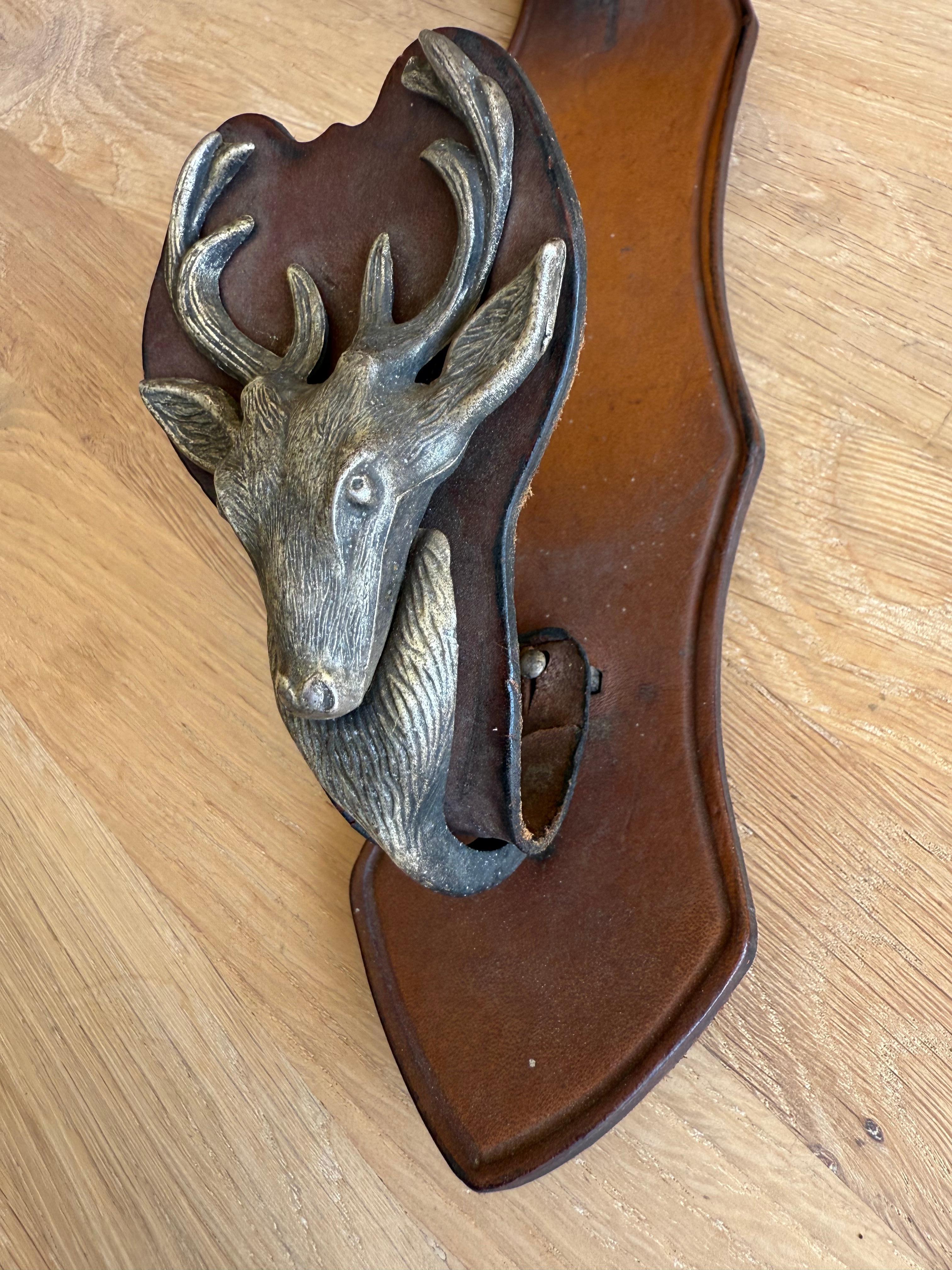 Antiker Rifle Rack aus Leder und Metall, wandmontiertes Gewehrregal mit Hirschhüllen im Angebot 12