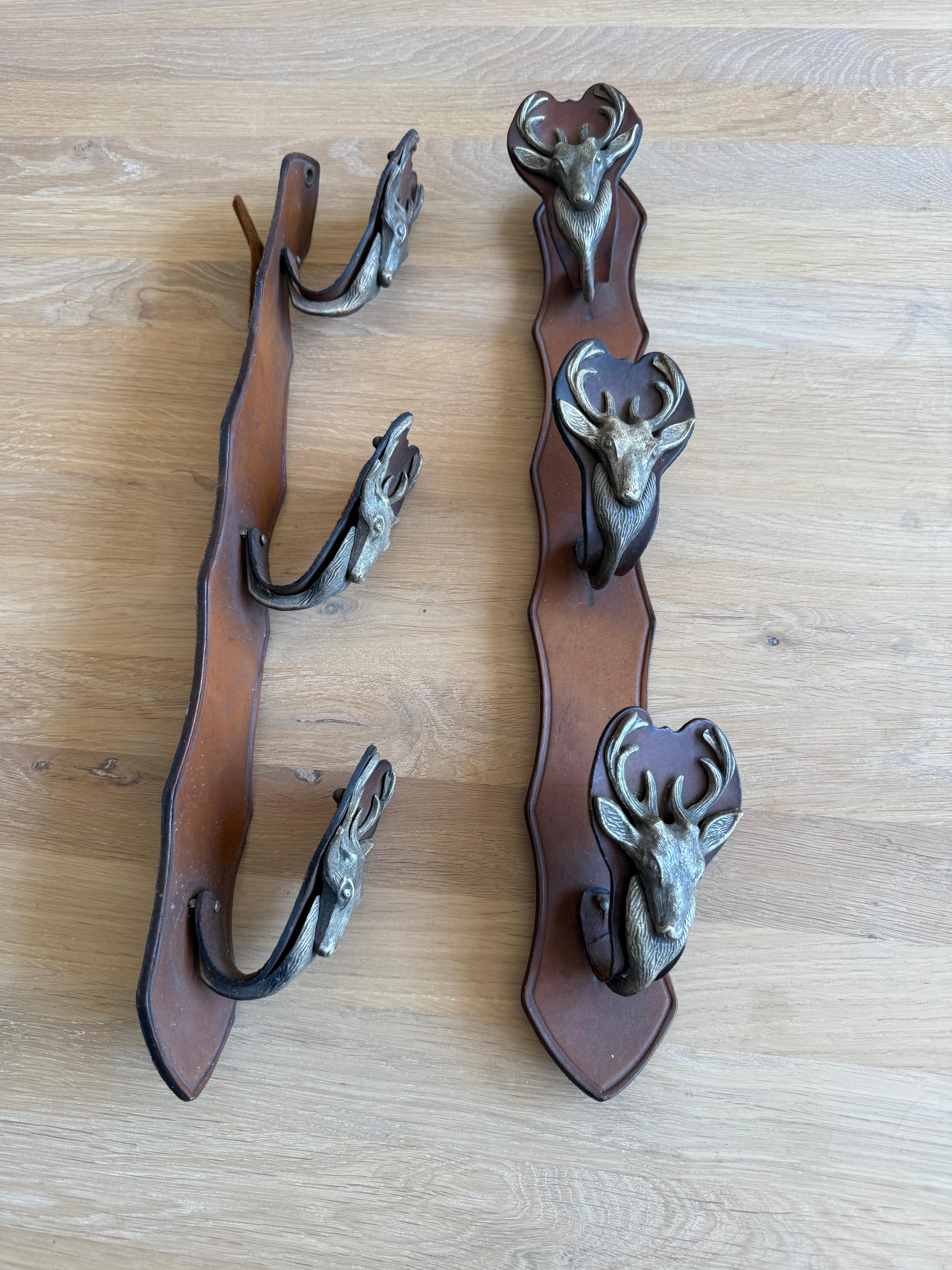 Antiker Rifle Rack aus Leder und Metall, wandmontiertes Gewehrregal mit Hirschhüllen (Deutsch) im Angebot