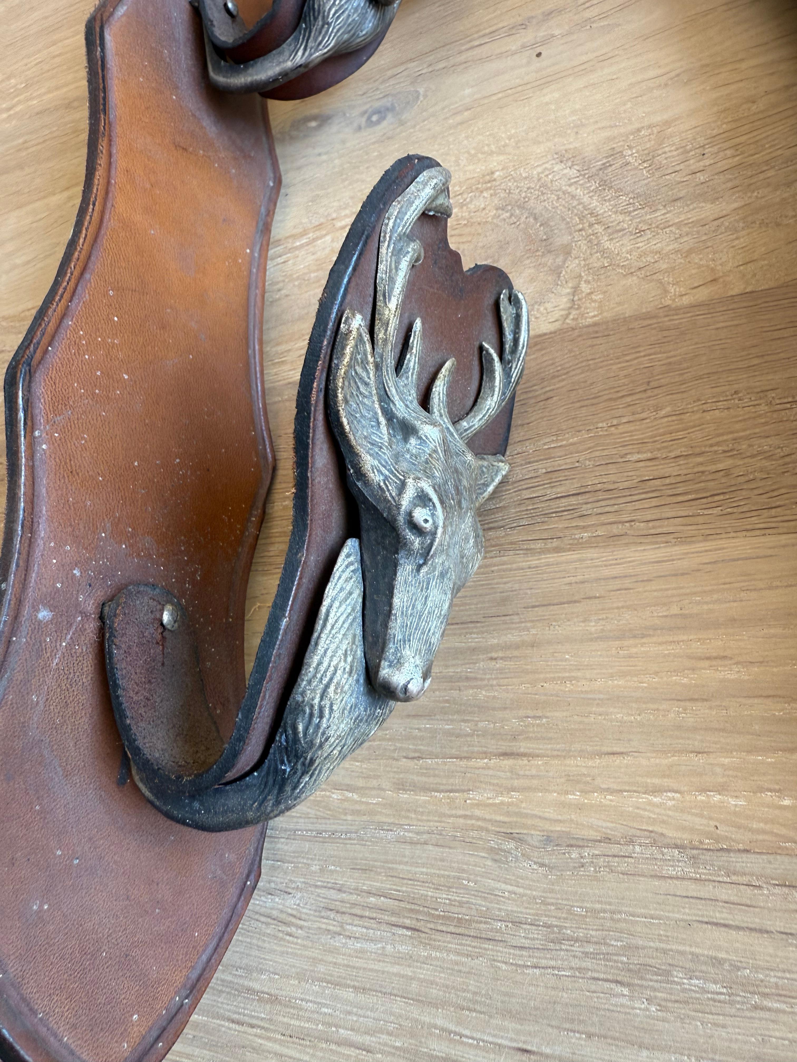 Antiker Rifle Rack aus Leder und Metall, wandmontiertes Gewehrregal mit Hirschhüllen (Gegossen) im Angebot