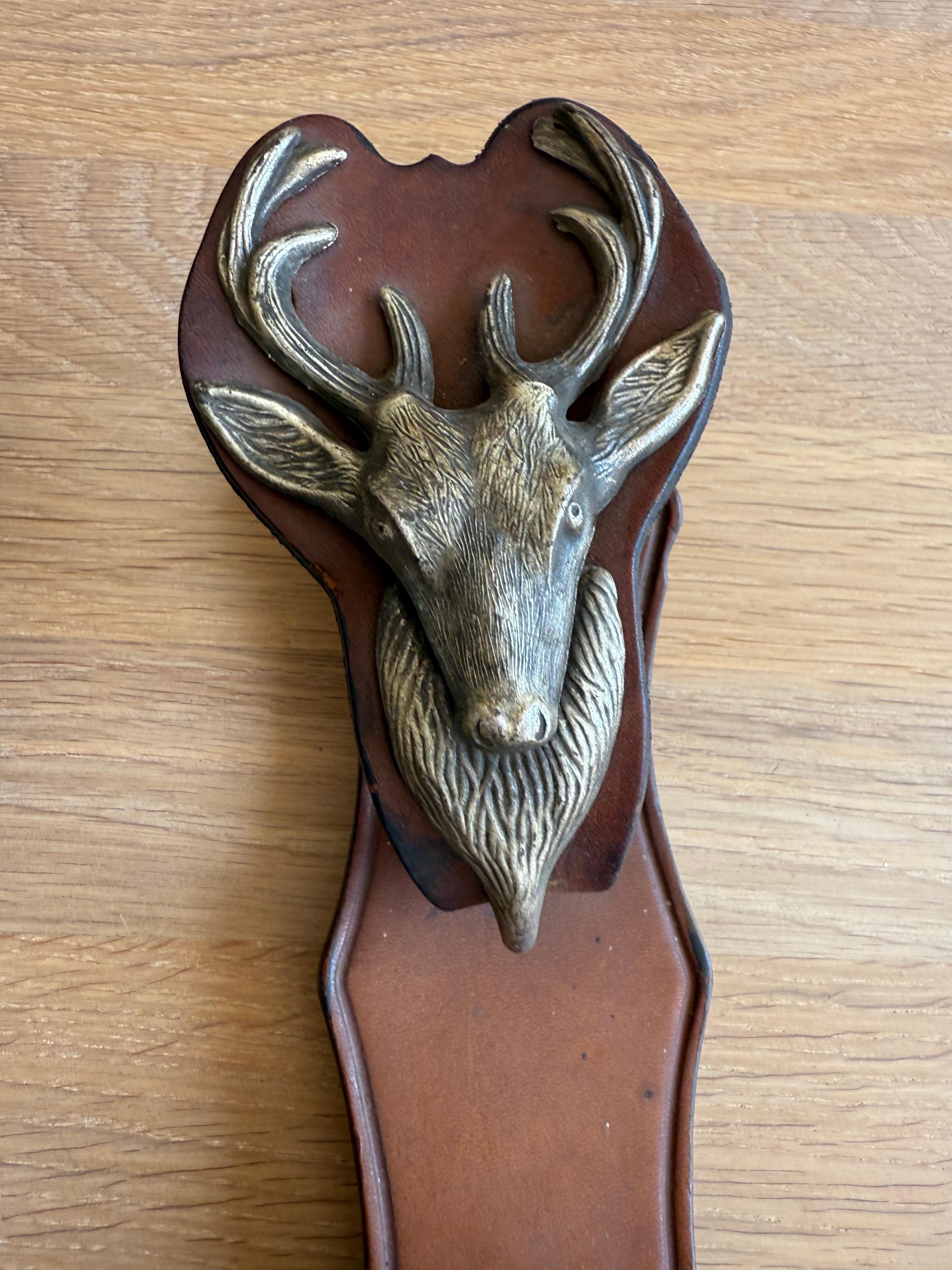 Antiker Rifle Rack aus Leder und Metall, wandmontiertes Gewehrregal mit Hirschhüllen im Zustand „Gut“ im Angebot in Lisse, NL