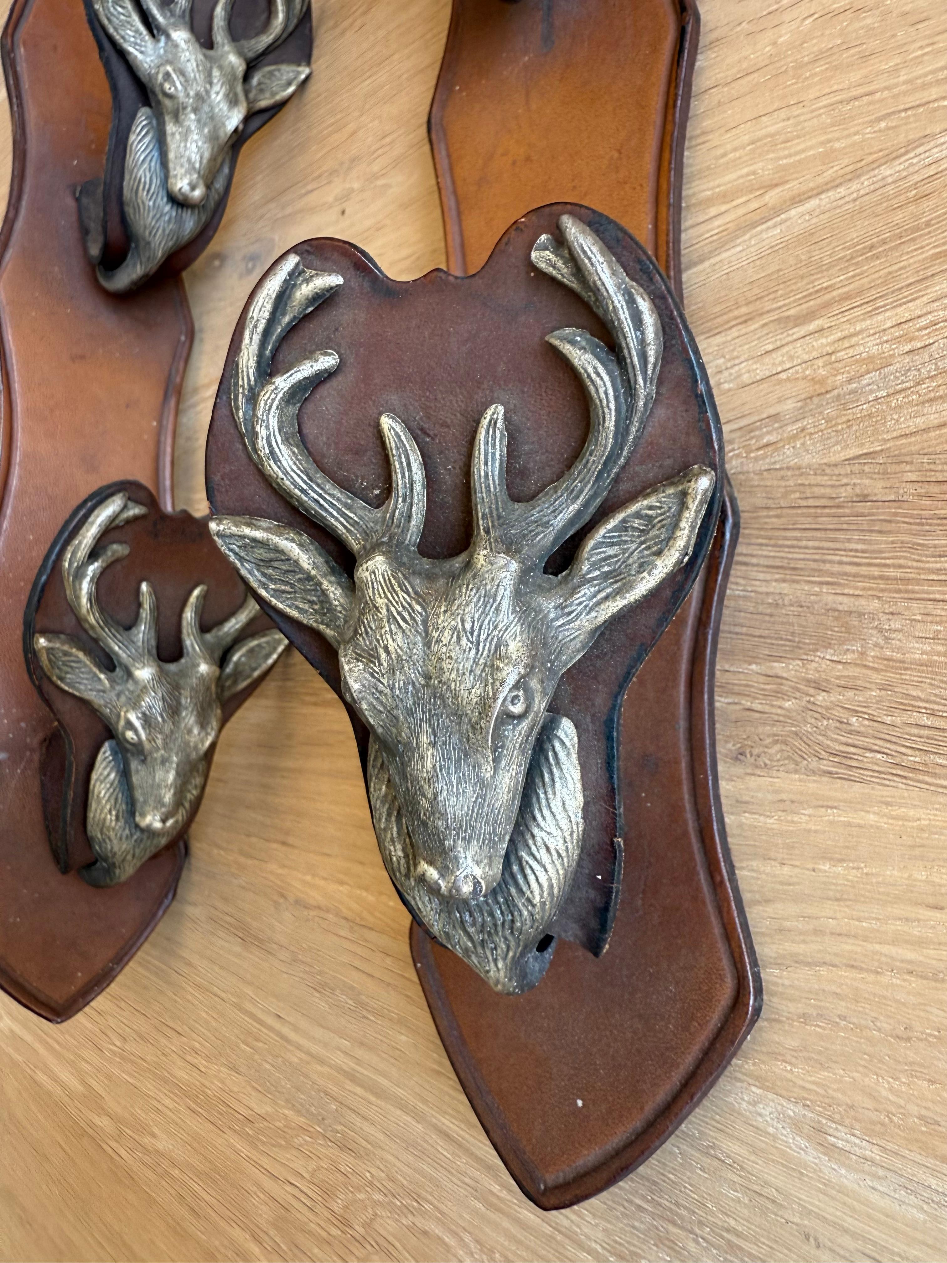 Antiker Rifle Rack aus Leder und Metall, wandmontiertes Gewehrregal mit Hirschhüllen im Angebot 1