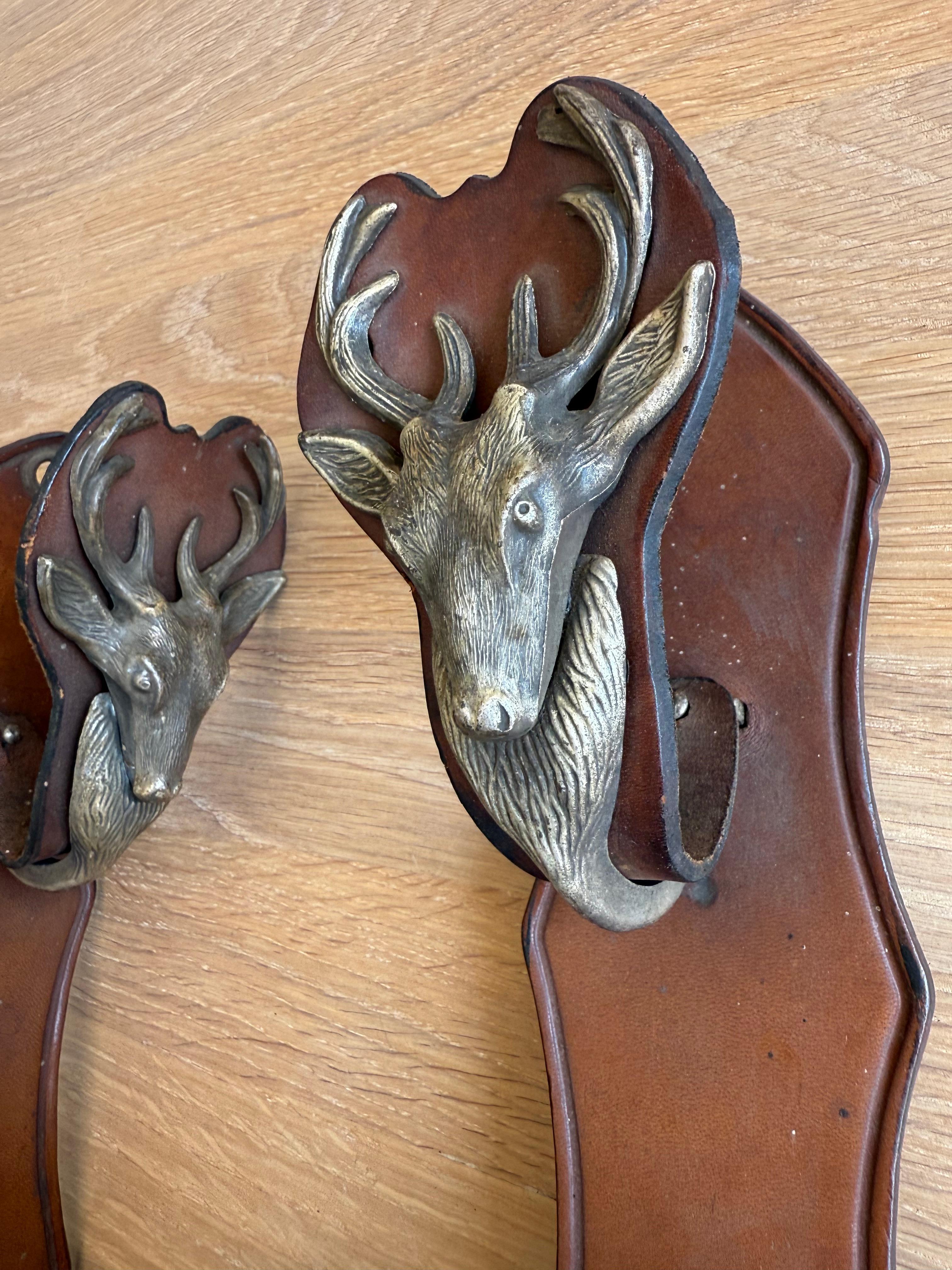 Antiker Rifle Rack aus Leder und Metall, wandmontiertes Gewehrregal mit Hirschhüllen (20. Jahrhundert) im Angebot