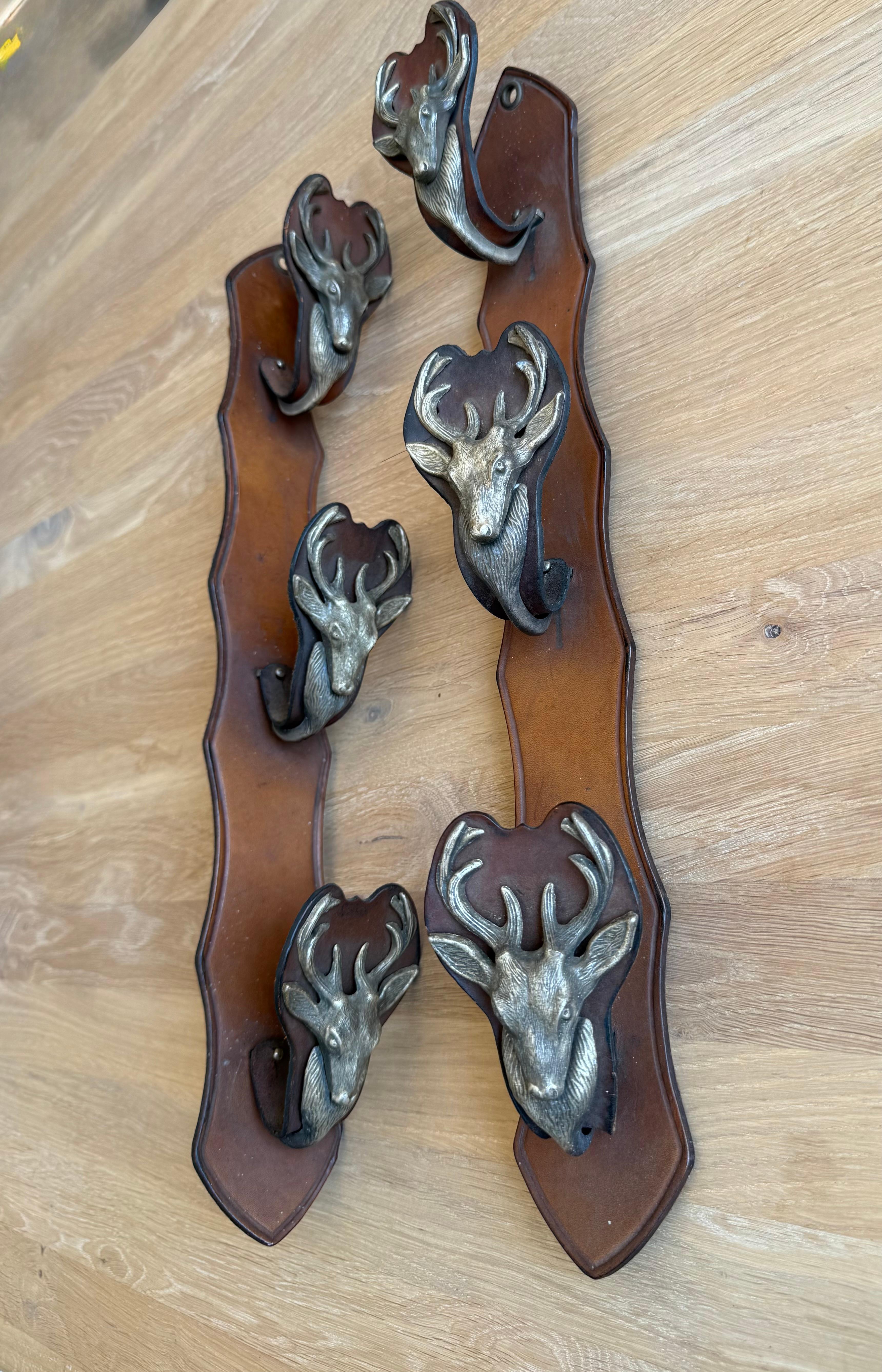 Antiker Rifle Rack aus Leder und Metall, wandmontiertes Gewehrregal mit Hirschhüllen (Arts and Crafts) im Angebot