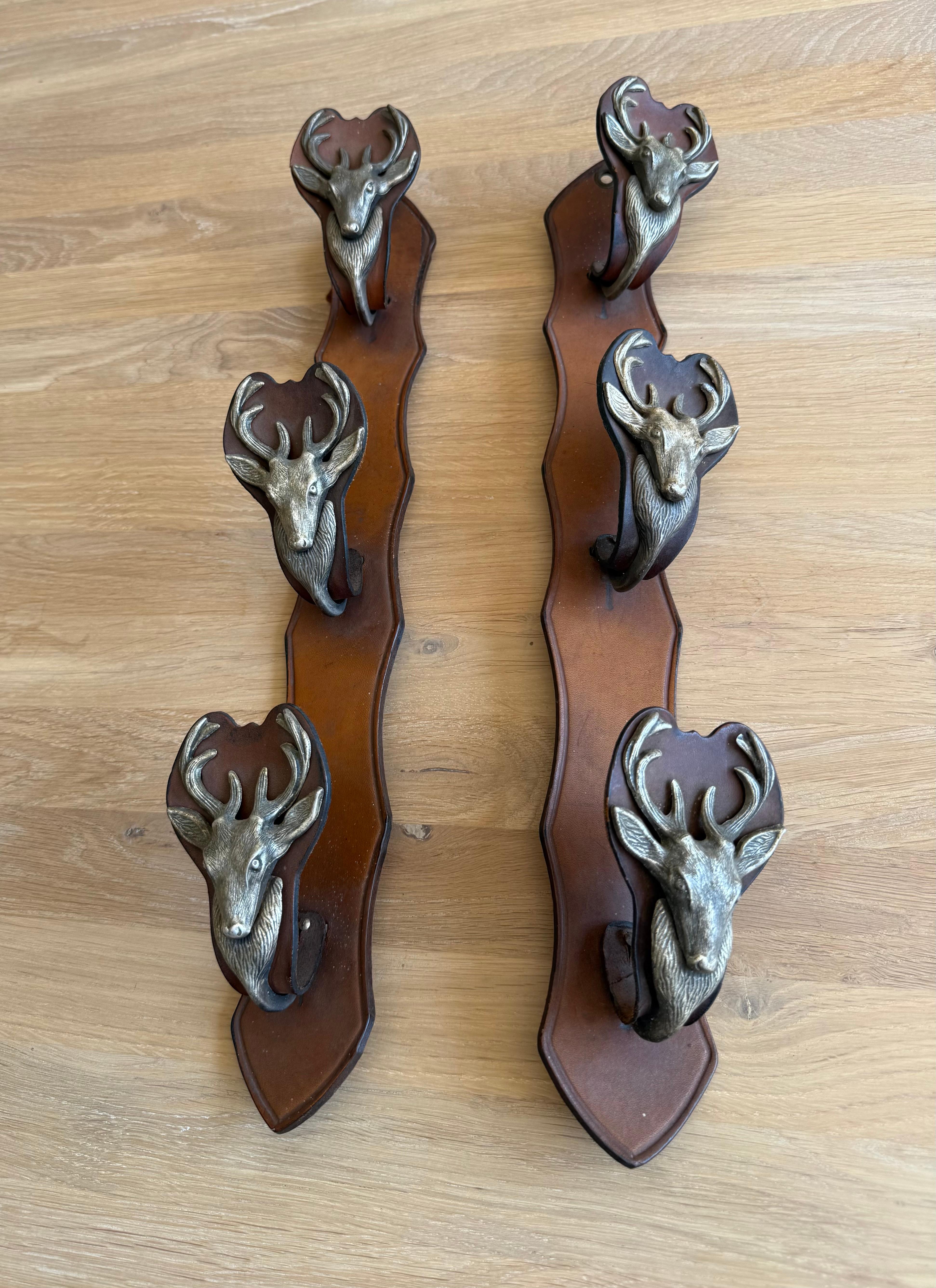Einzigartiger Gewehrständer mit sehr coolen und sehr dekorativen Hirschskulpturen.

Dieses hochdekorative und sehr gut erhaltene Set für die Wandmontage bildet zusammen den perfekten Gewehrständer. Obendrauf gibt es jeweils eine wunderschöne, von
