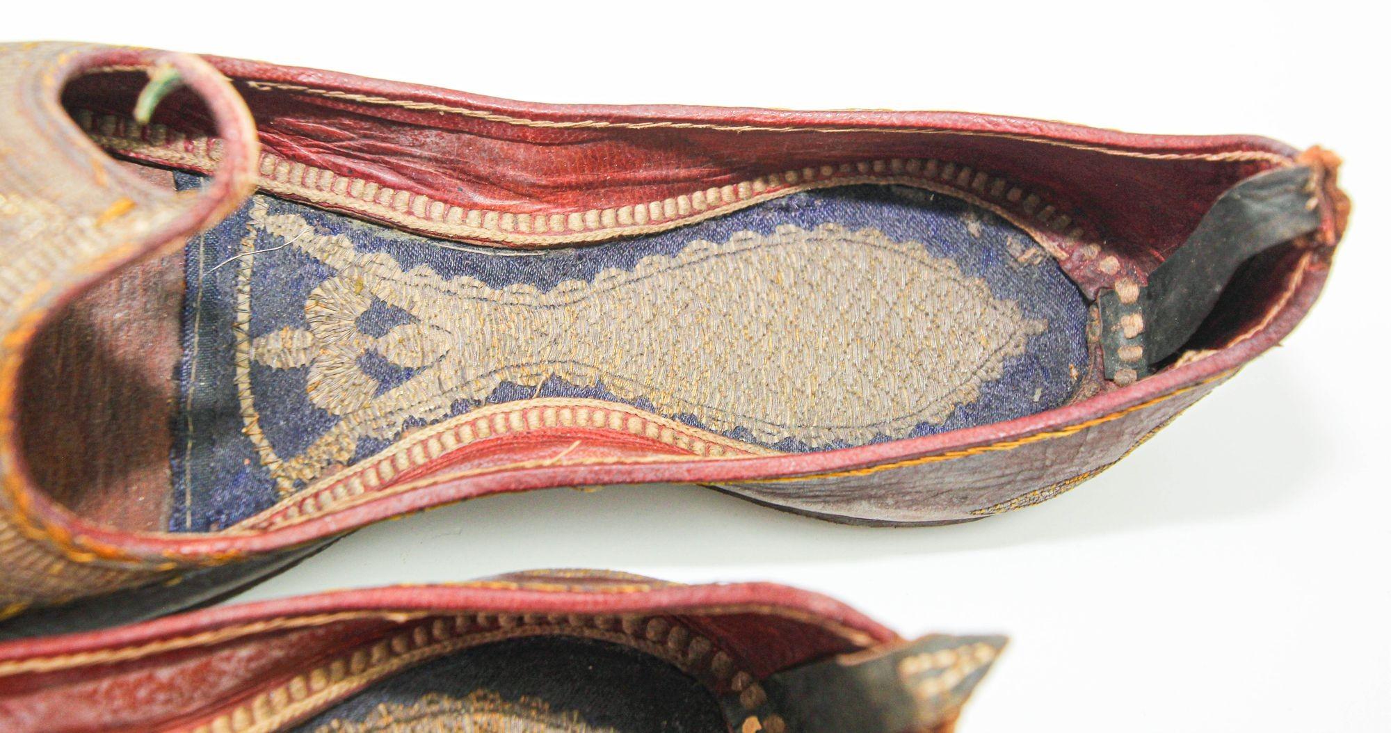 Antike Mughal Raj Ottomane Moorish Schuhe aus Leder Gold bestickt, Mughal Raj im Angebot 3