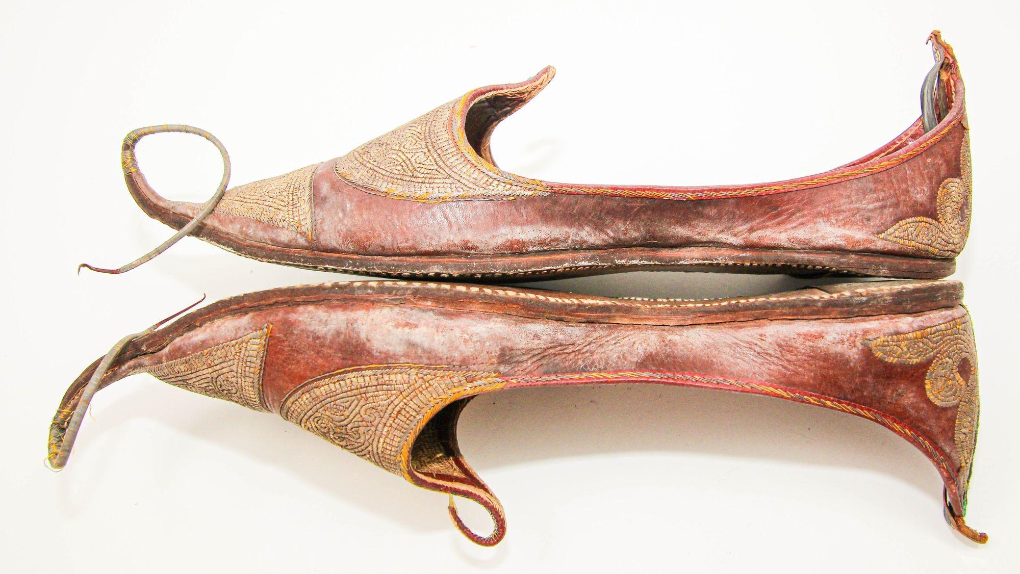 Chaussures mauresques moghol Raj ottomanes anciennes brodées d'or en vente 3
