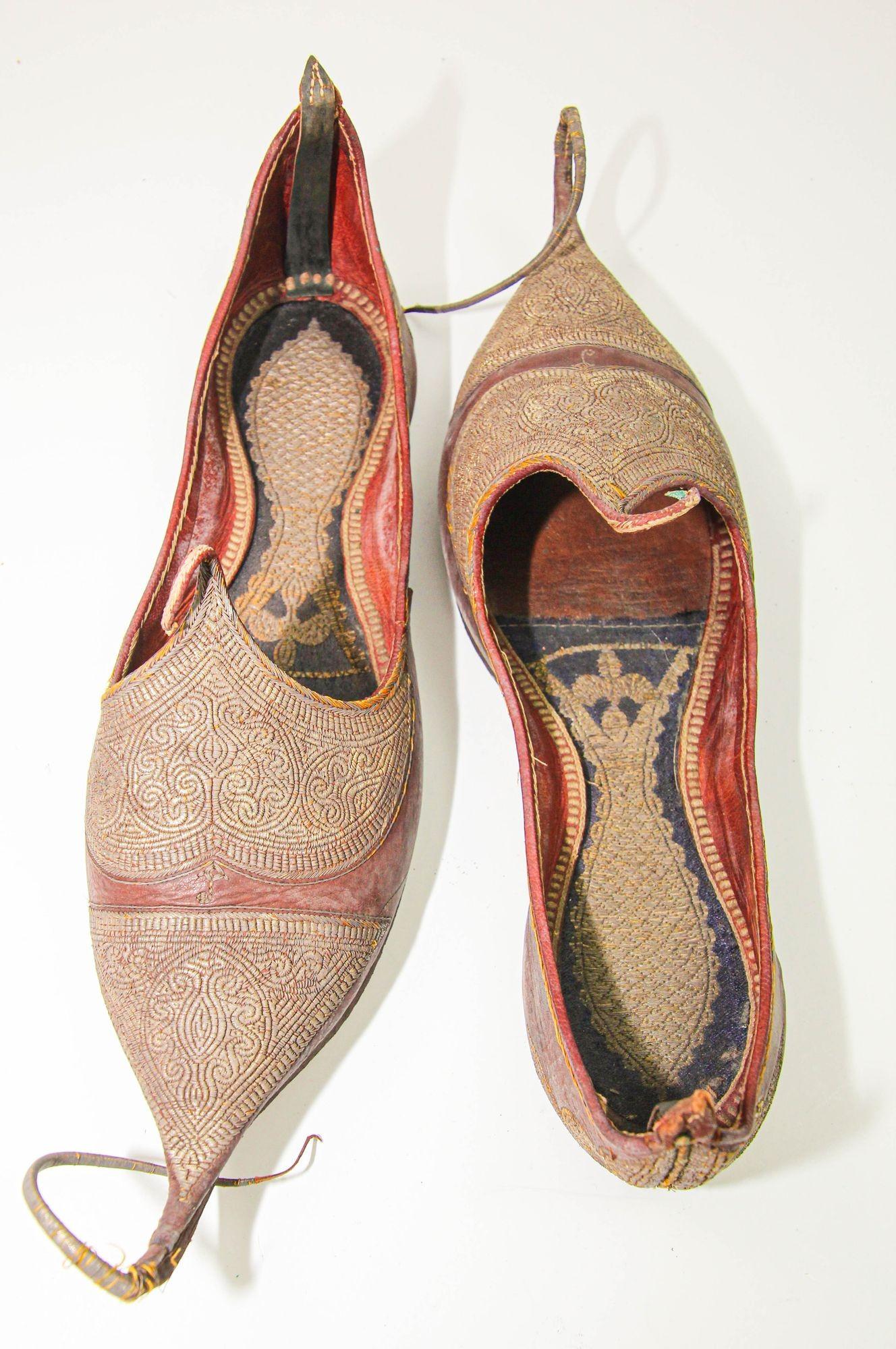 Antique Leather Mughal Raj Ottoman Moorish Shoes Gold Embroidered For Sale 3