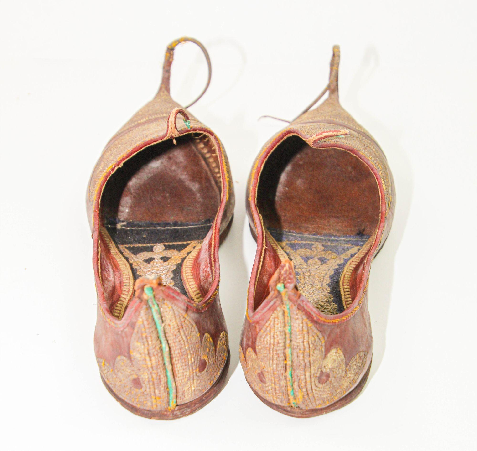 Chaussures mauresques moghol Raj ottomanes anciennes brodées d'or en vente 6