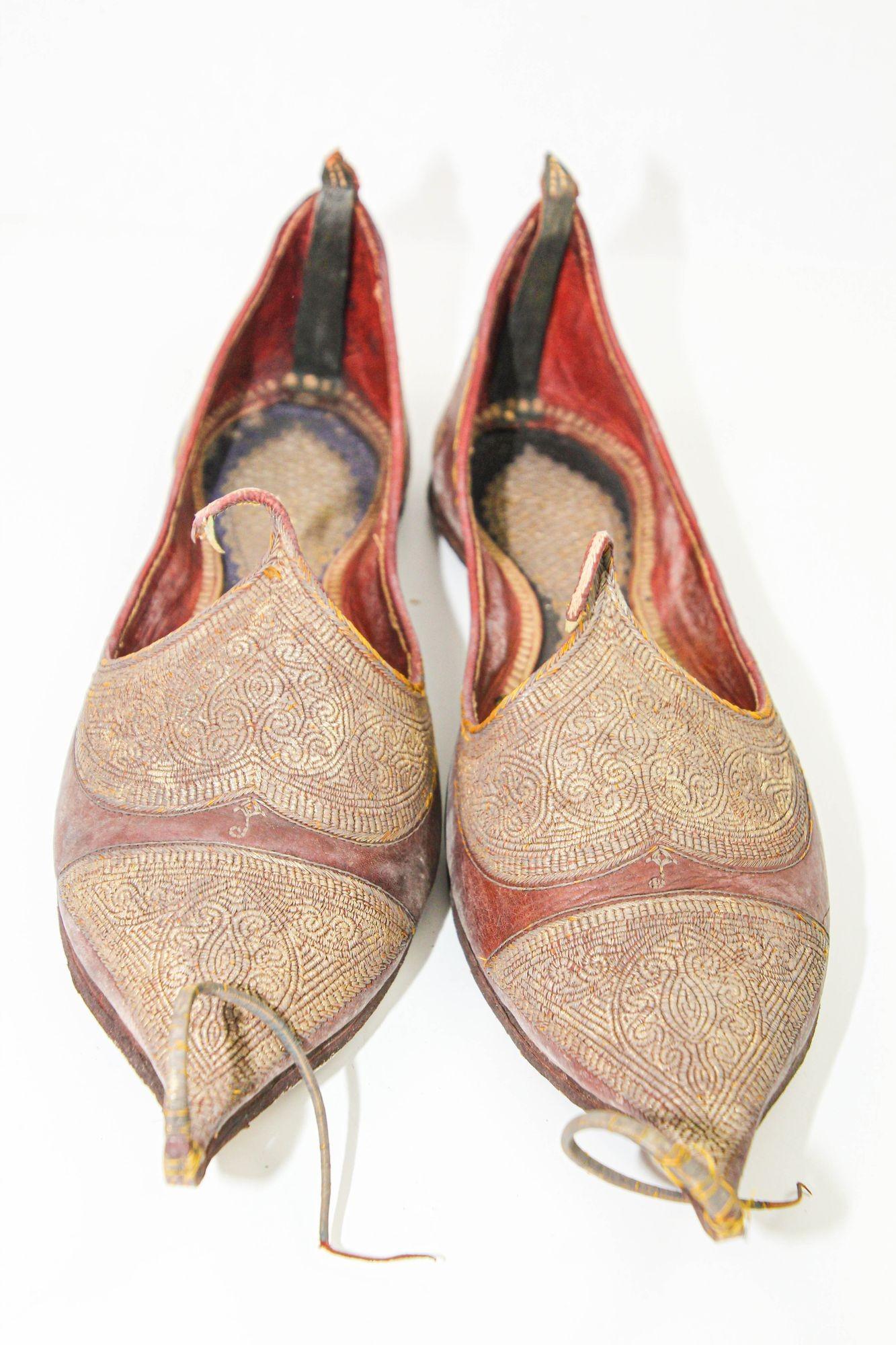 Antike Mughal Raj Ottomane Moorish Schuhe aus Leder Gold bestickt, Mughal Raj im Angebot 8