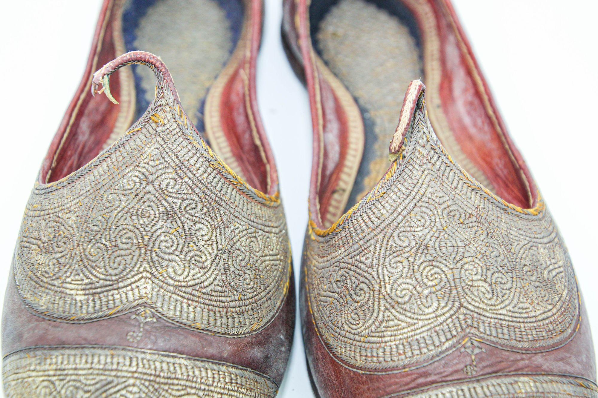 Antique Leather Mughal Raj Ottoman Moorish Shoes Gold Embroidered For Sale 8