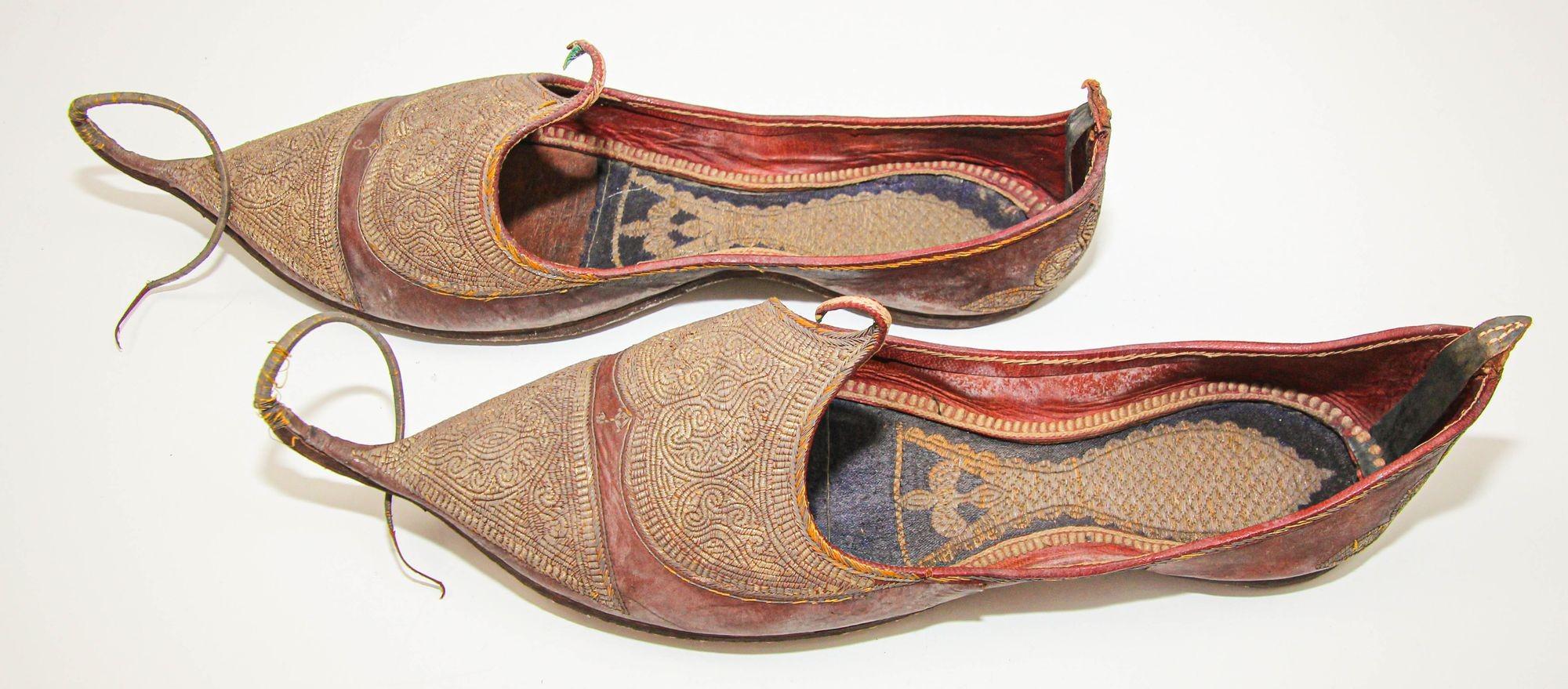 Antique Leather Mughal Raj Ottoman Moorish Shoes Gold Embroidered For Sale 7