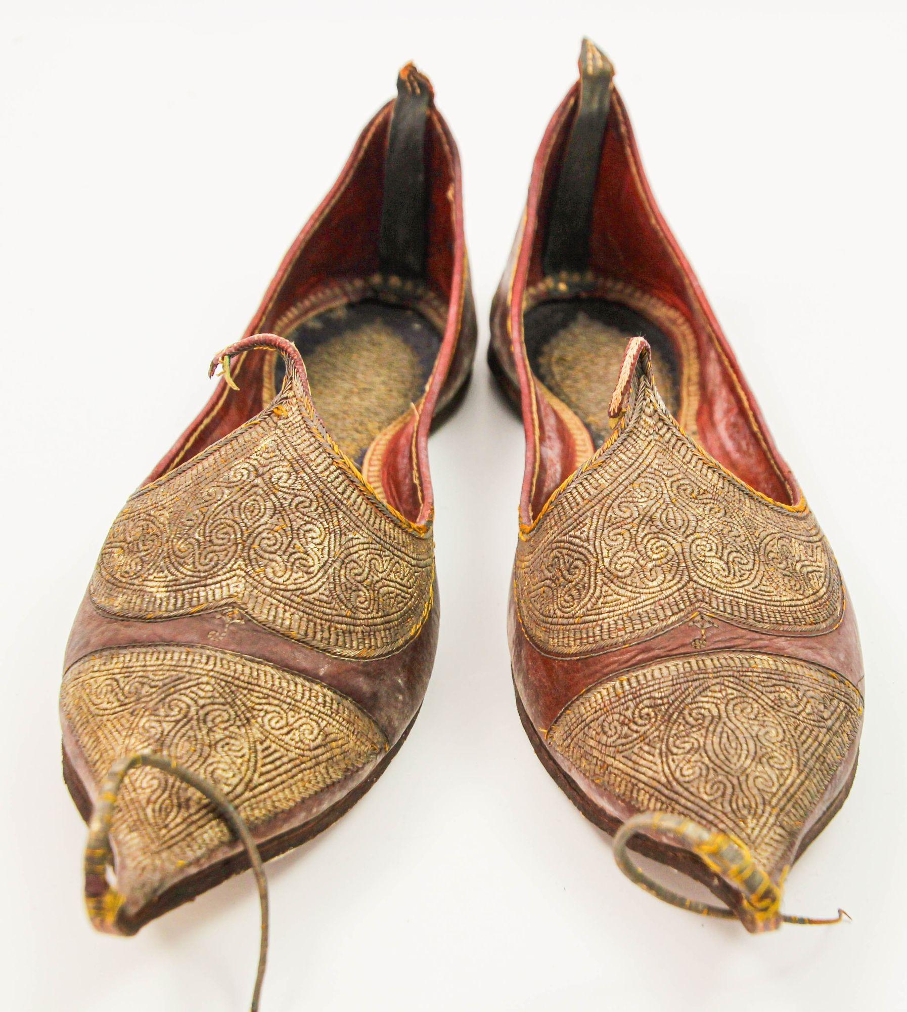 Antique Leather Mughal Raj Ottoman Moorish Shoes Gold Embroidered For Sale 11
