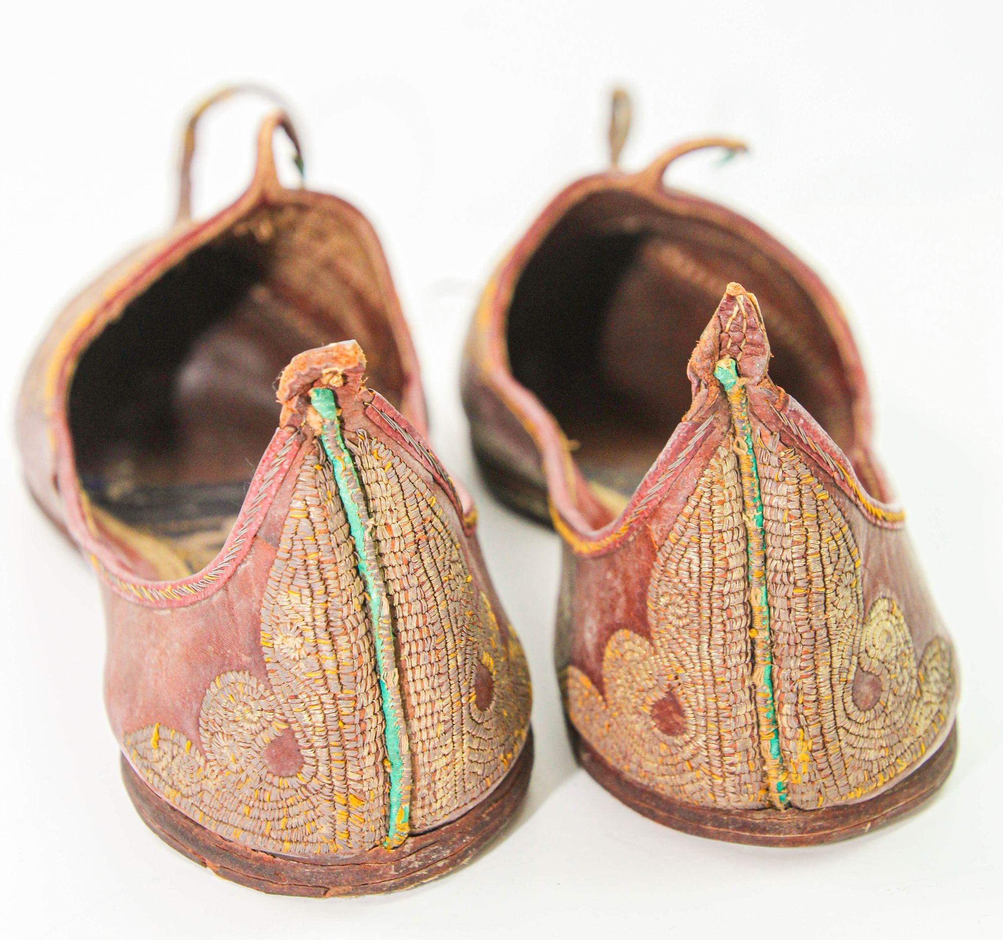 Antike Mughal Raj Ottomane Moorish Schuhe aus Leder Gold bestickt, Mughal Raj (Islamisch) im Angebot