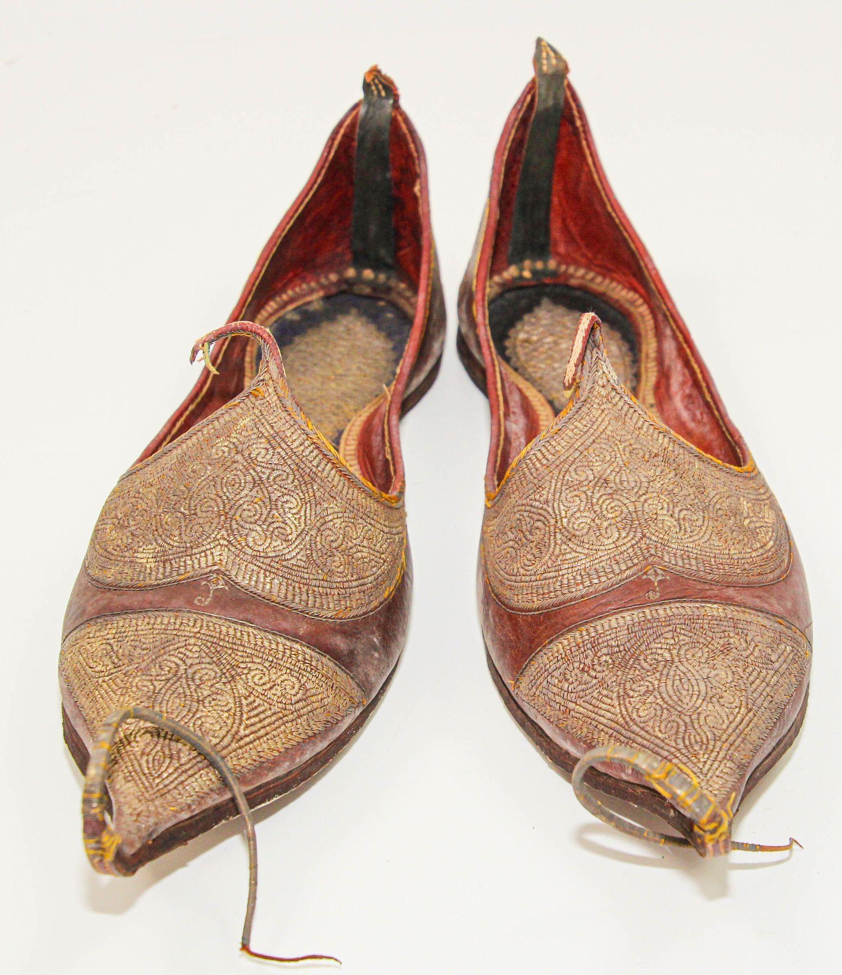 Antike Mughal Raj Ottomane Moorish Schuhe aus Leder Gold bestickt, Mughal Raj (Türkisch) im Angebot