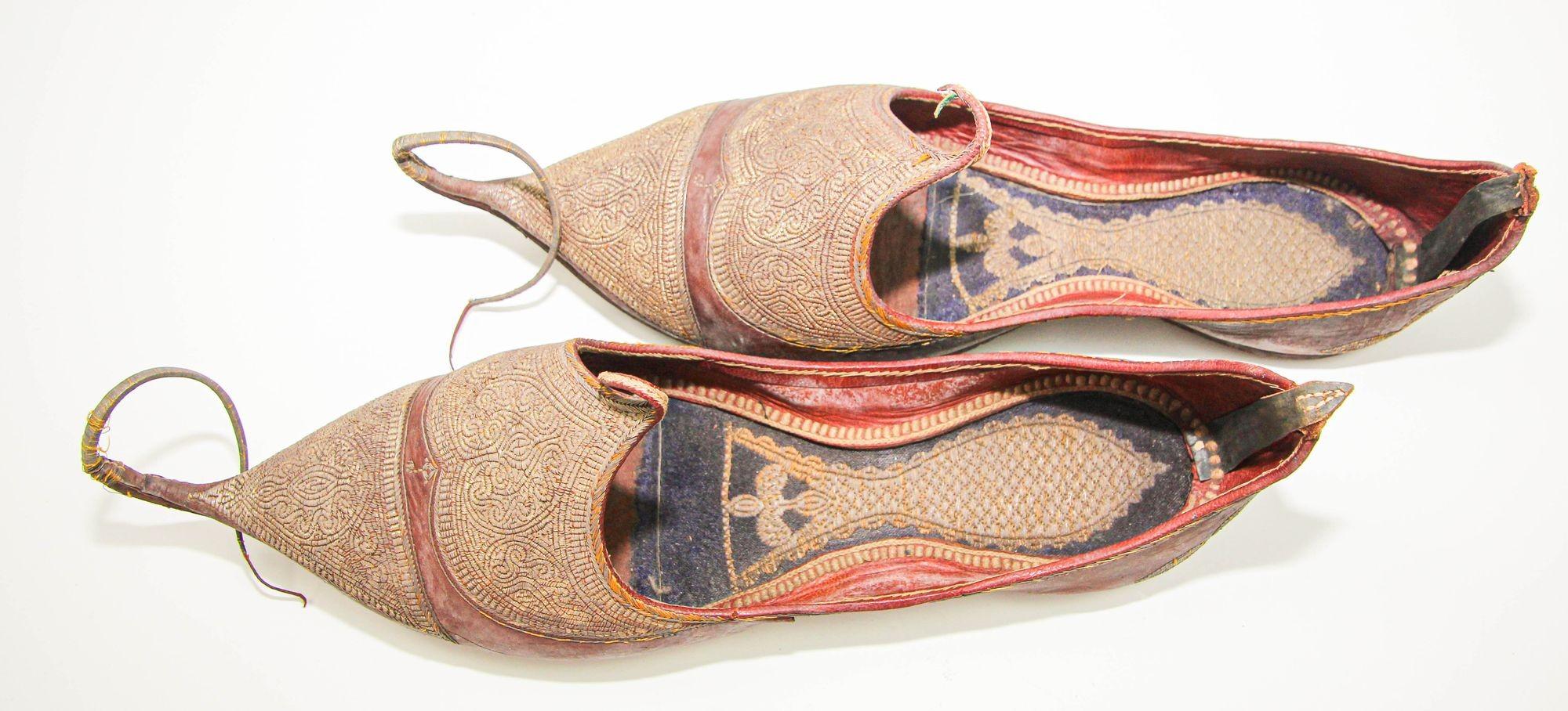 Antike Mughal Raj Ottomane Moorish Schuhe aus Leder Gold bestickt, Mughal Raj (Handgefertigt) im Angebot