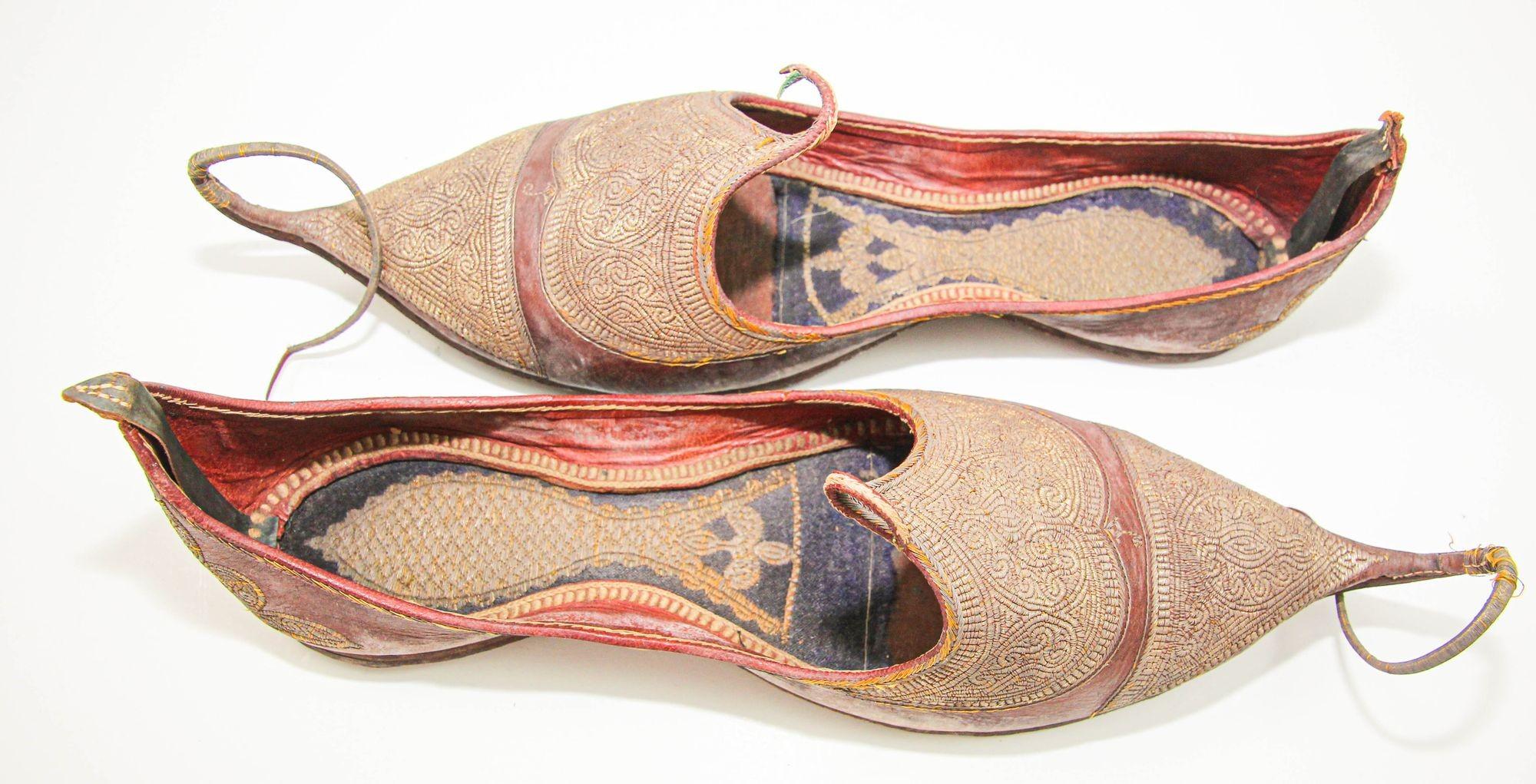 Islamic Antique Leather Mughal Raj Ottoman Moorish Shoes Gold Embroidered For Sale