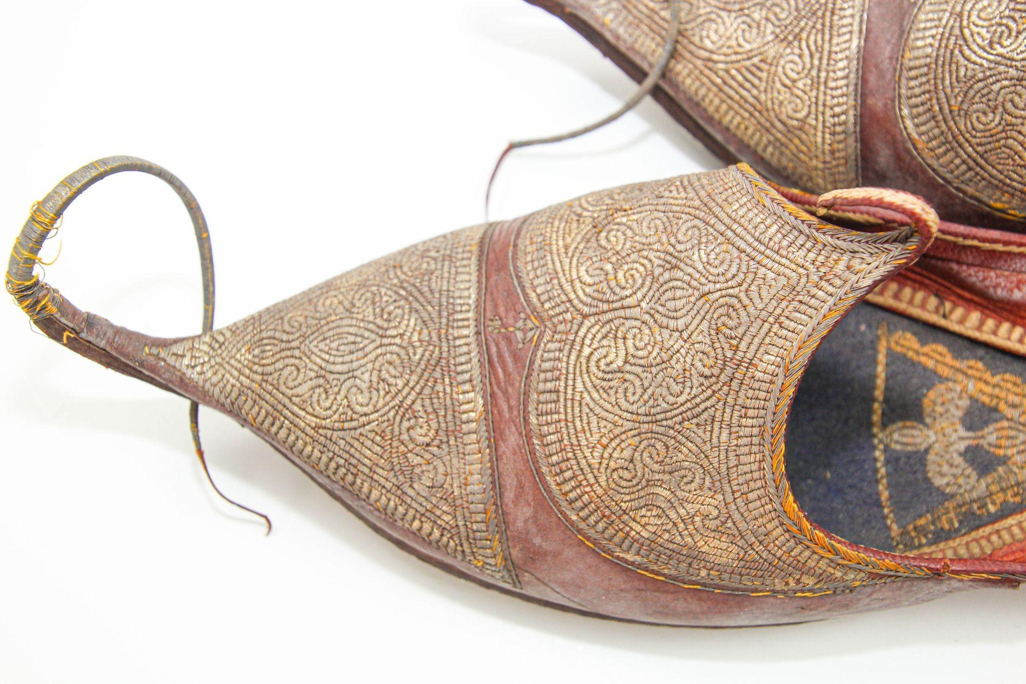 Antique Leather Mughal Raj Ottoman Moorish Shoes Gold Embroidered In Good Condition For Sale In North Hollywood, CA