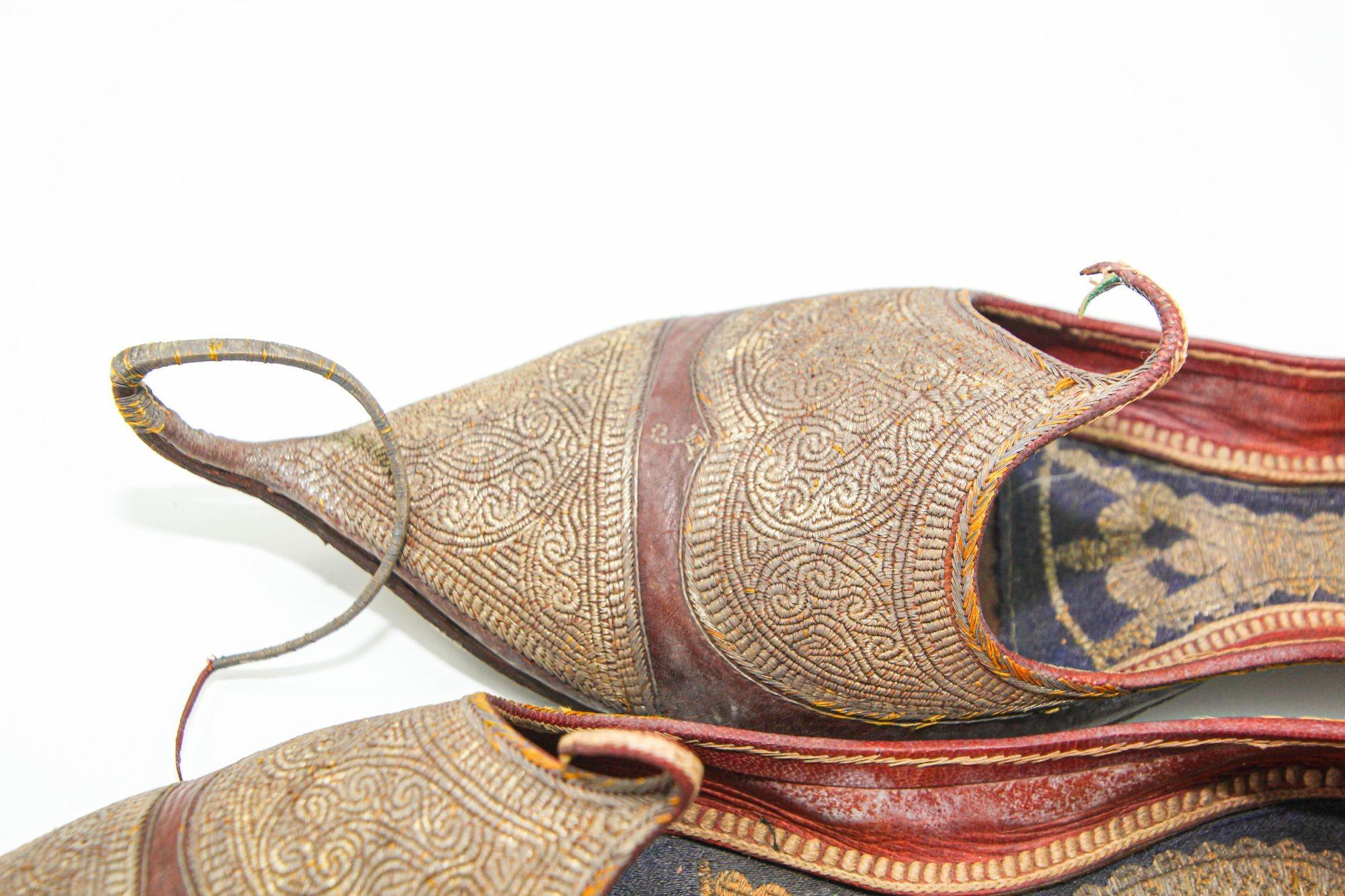 Antike Mughal Raj Ottomane Moorish Schuhe aus Leder Gold bestickt, Mughal Raj im Angebot 1