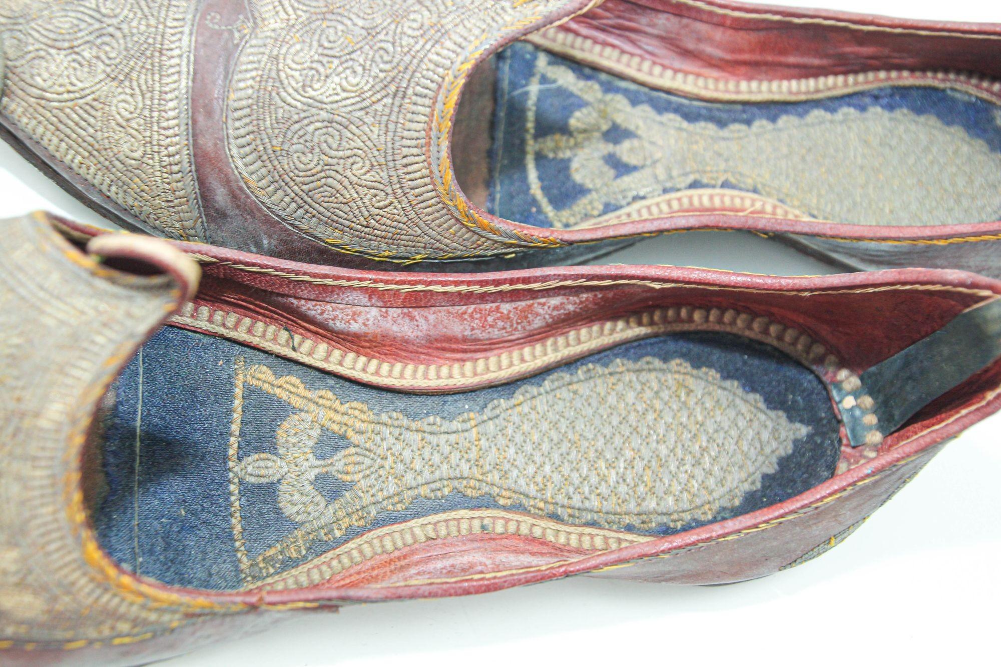 Antique Leather Mughal Raj Ottoman Moorish Shoes Gold Embroidered For Sale 1