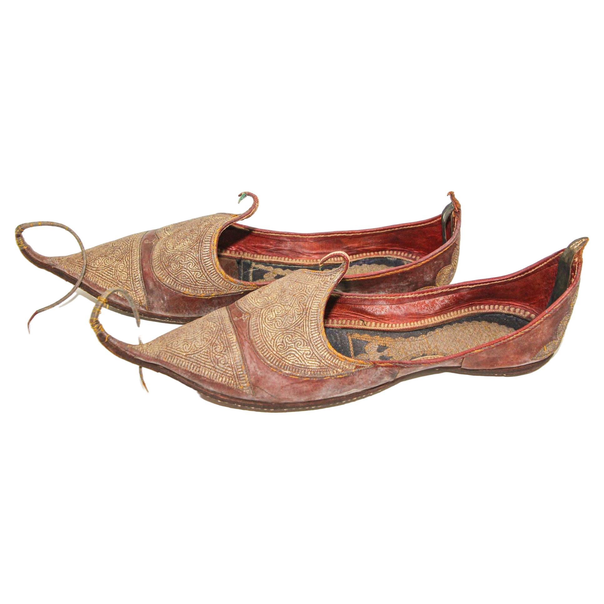 Antique Leather Mughal Raj Ottoman Moorish Shoes Gold Embroidered For Sale