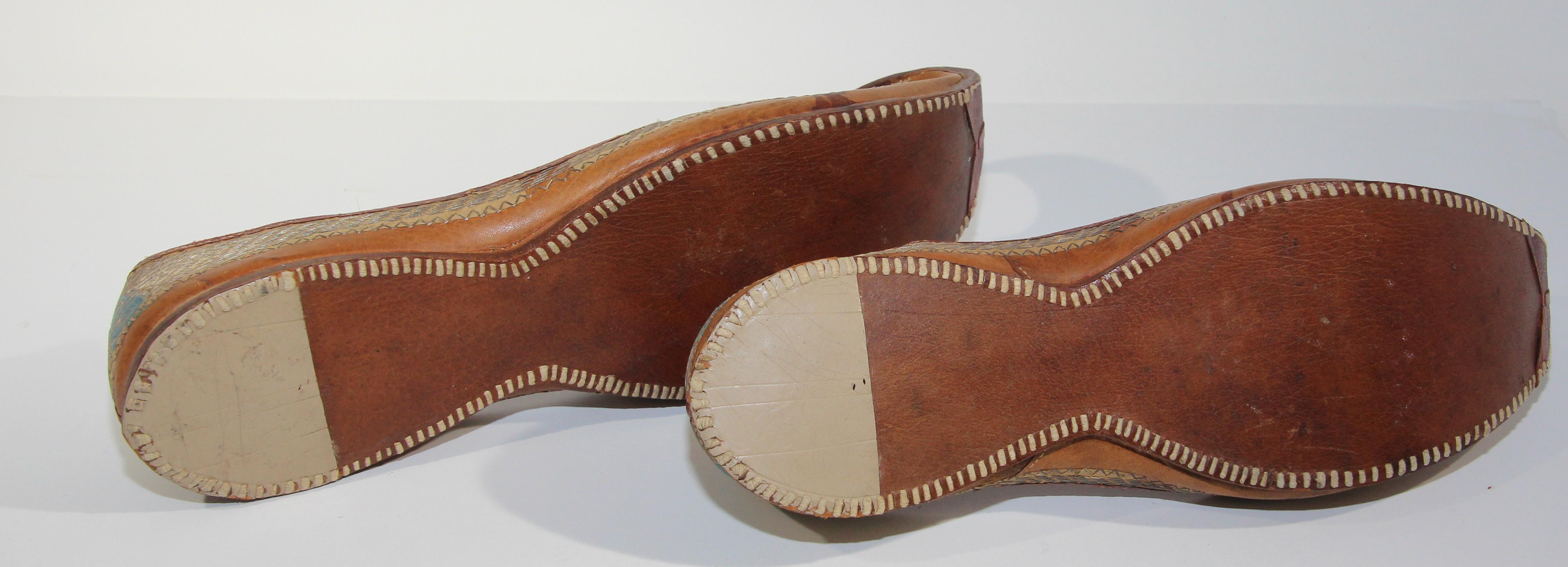 Chaussures mogholes anciennes en cuir avec broderie dorée en vente 4