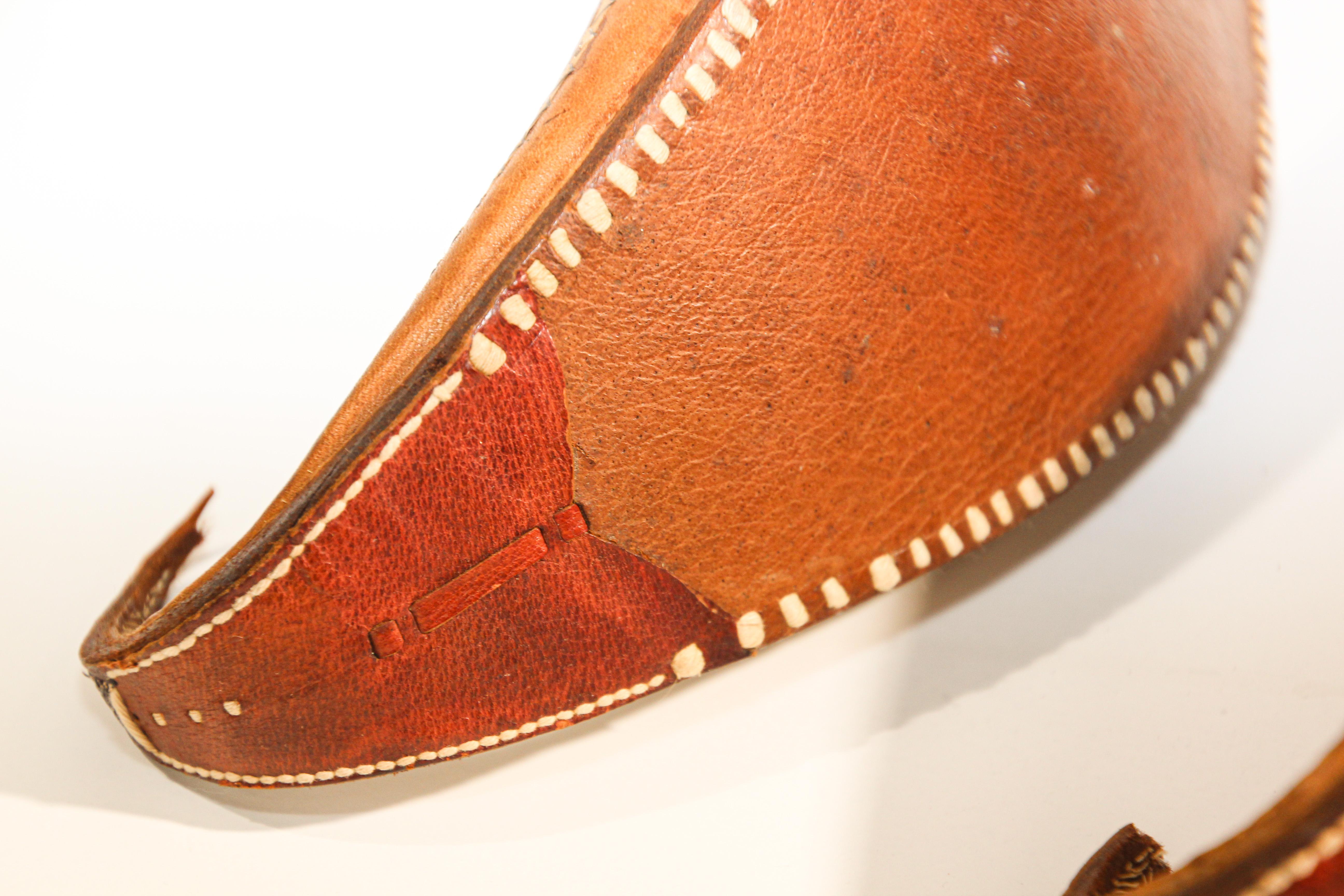 Chaussures mogholes anciennes en cuir avec broderie dorée en vente 7