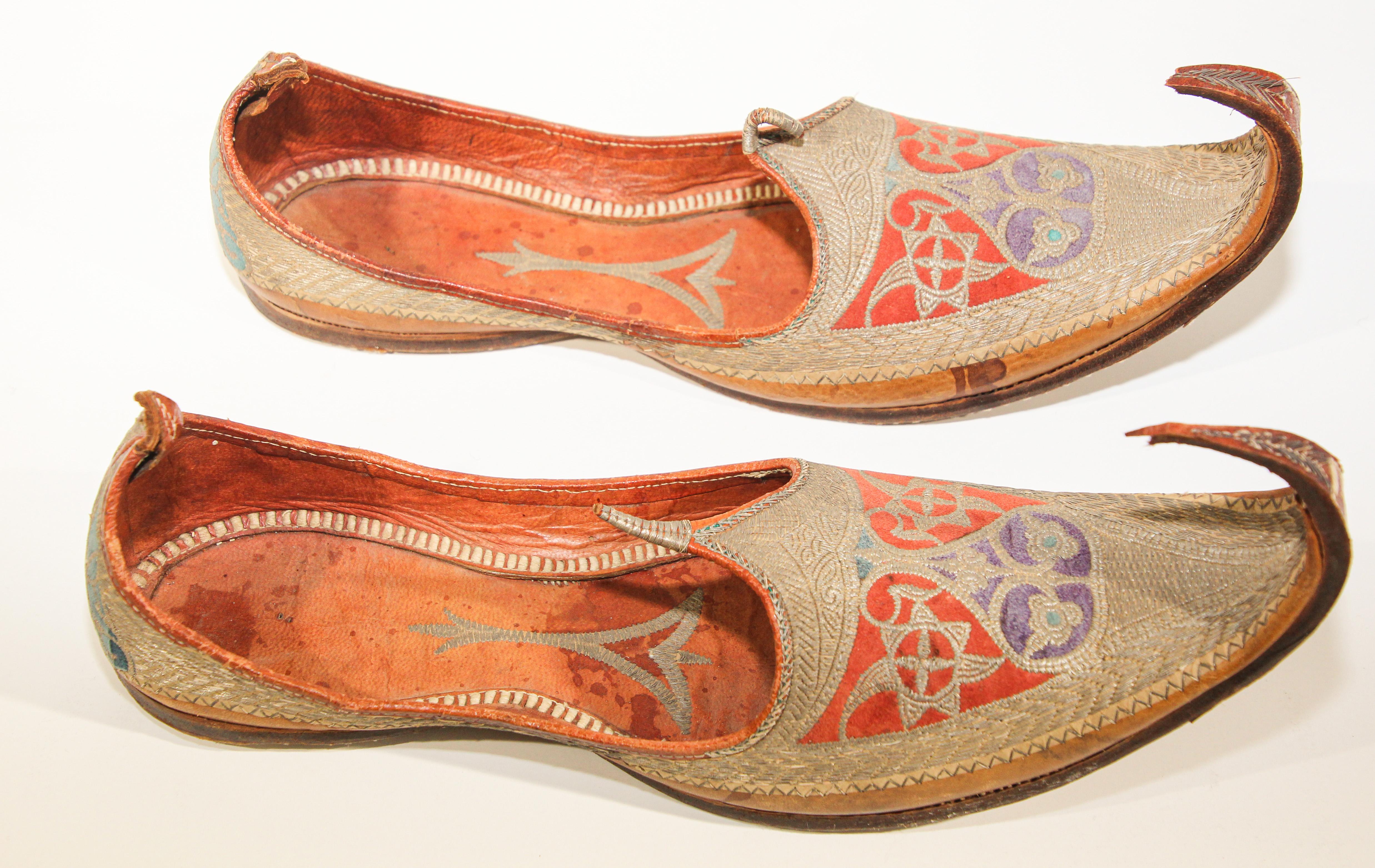 Mauresque Chaussures mogholes anciennes en cuir avec broderie dorée en vente