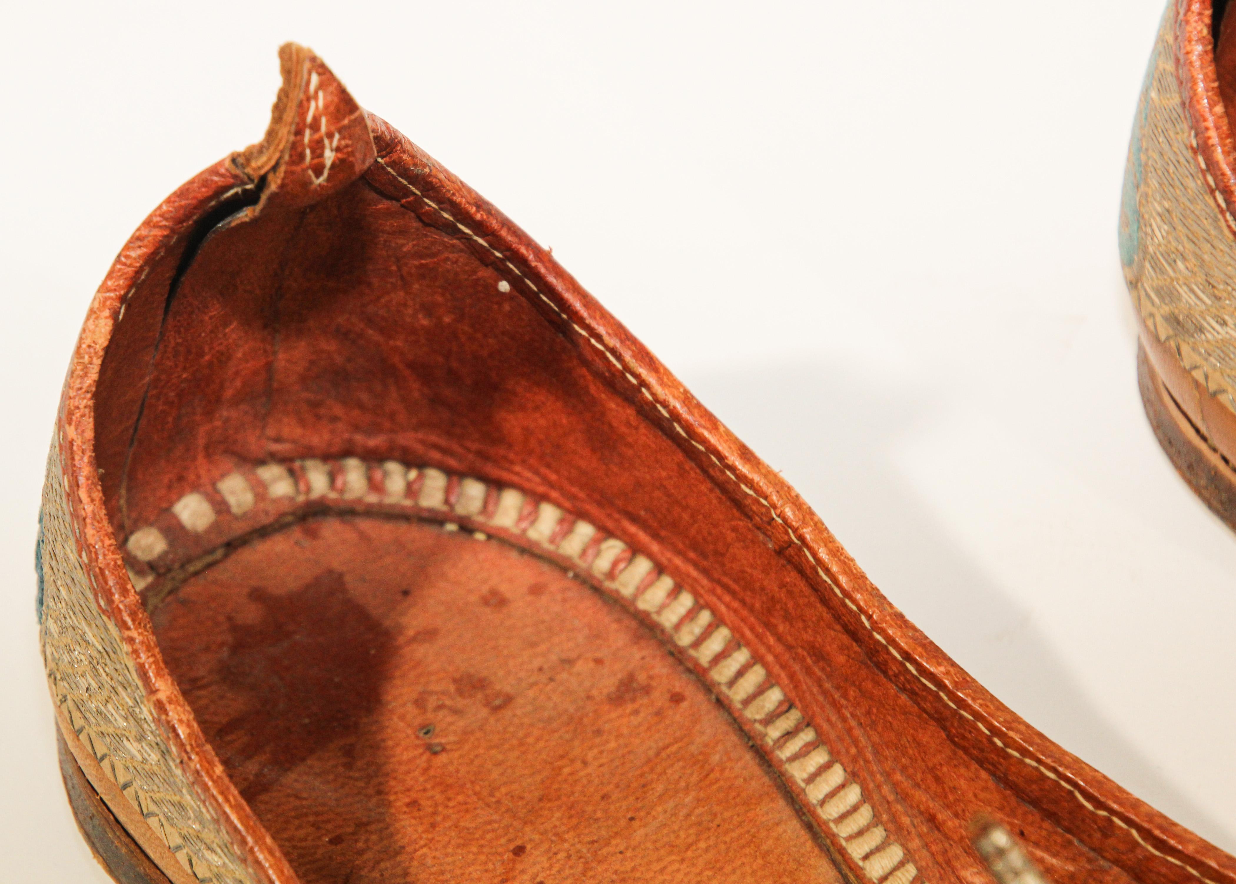 Indien Chaussures mogholes anciennes en cuir avec broderie dorée en vente