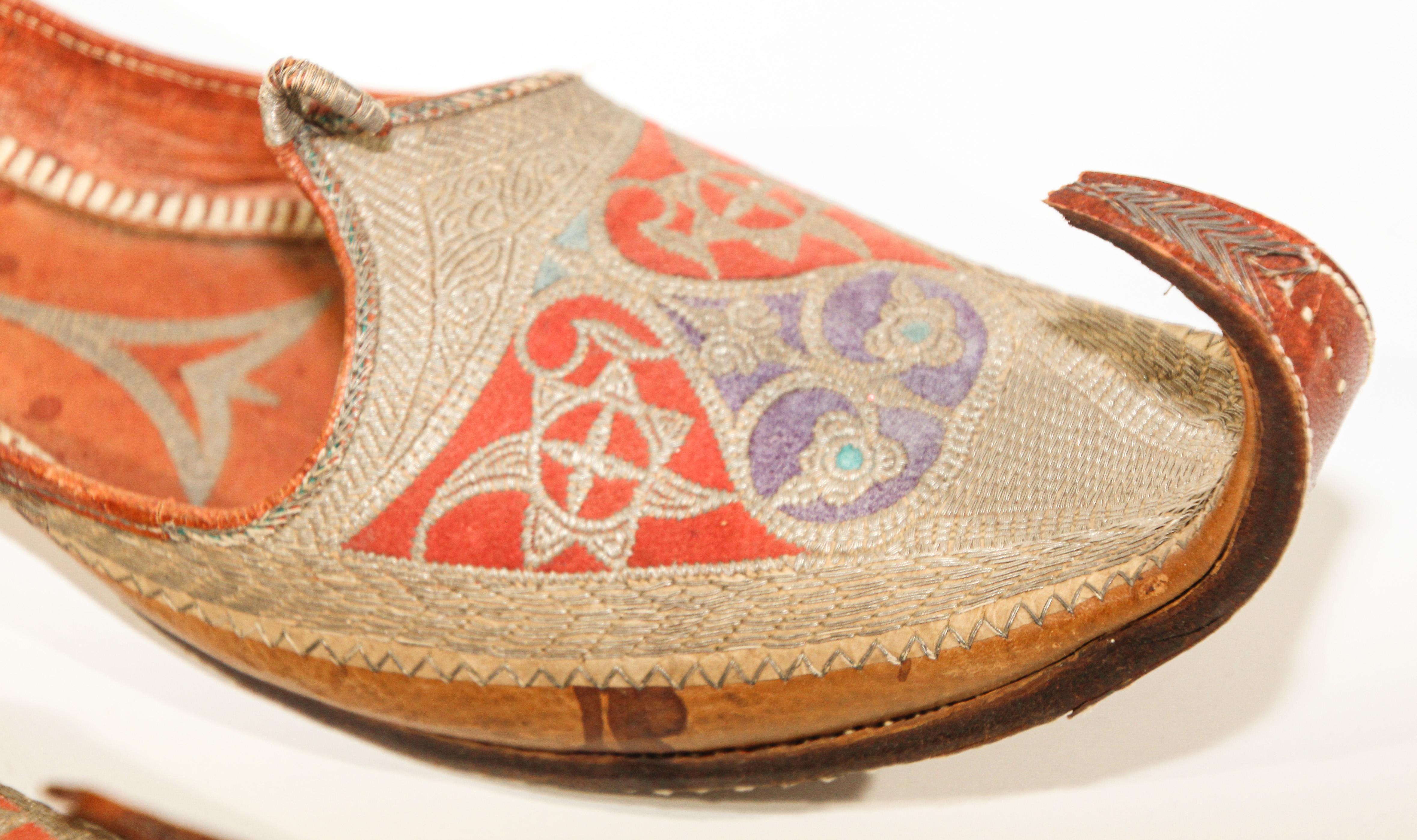 Fait main Chaussures mogholes anciennes en cuir avec broderie dorée en vente
