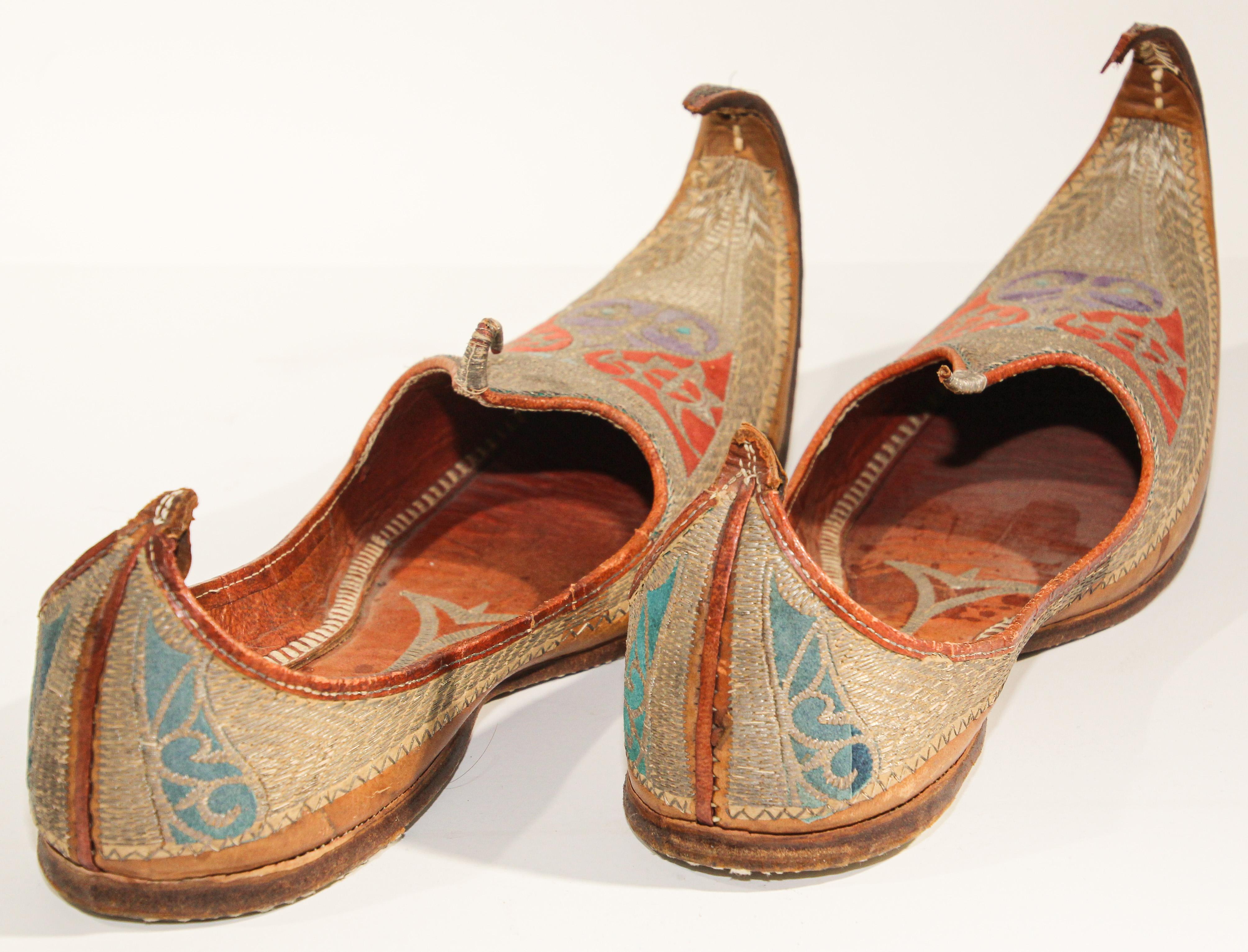 Antique Leather Mughal Shoes with Gold Embroidered In Good Condition For Sale In North Hollywood, CA