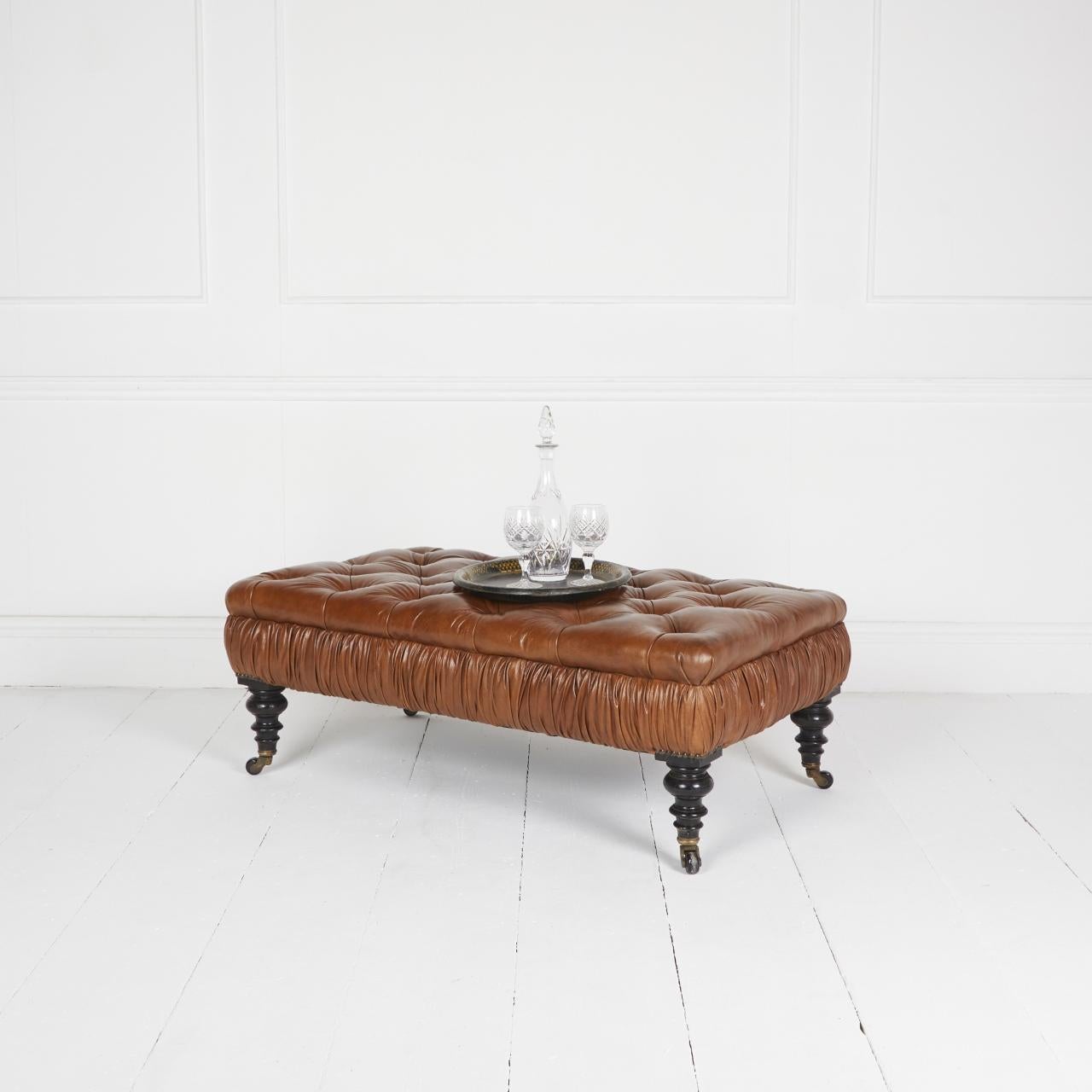 Tabouret ottoman en cuir ancien Bon état - En vente à Stroud, GB