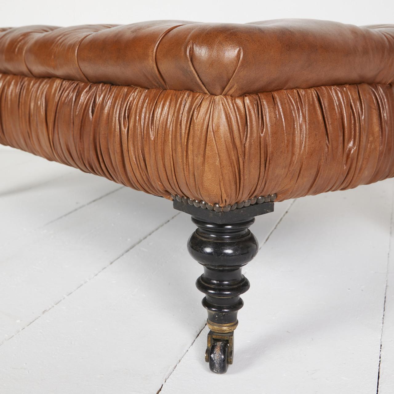 Début du 20ème siècle Tabouret ottoman en cuir ancien en vente