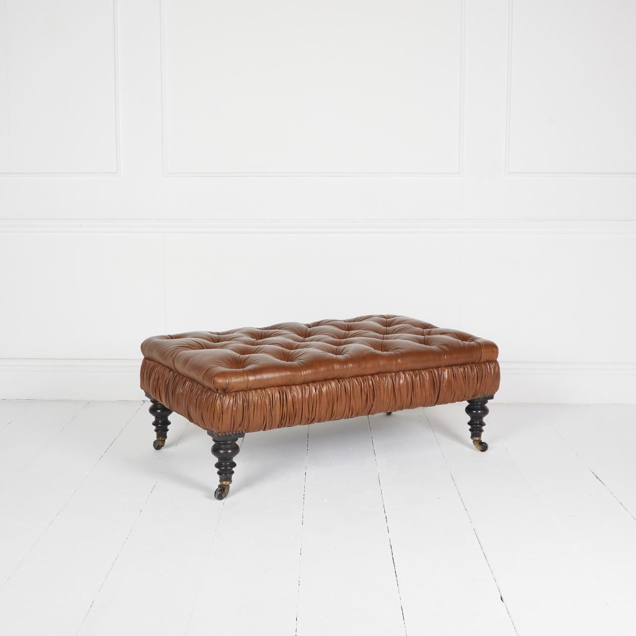 Hêtre Tabouret ottoman en cuir ancien en vente