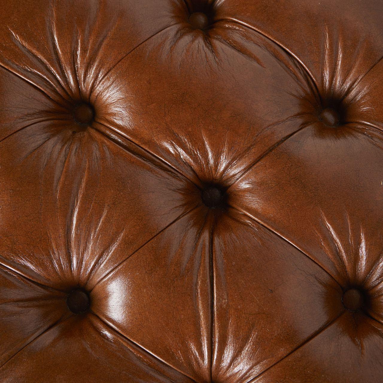 Tabouret ottoman en cuir ancien en vente 1