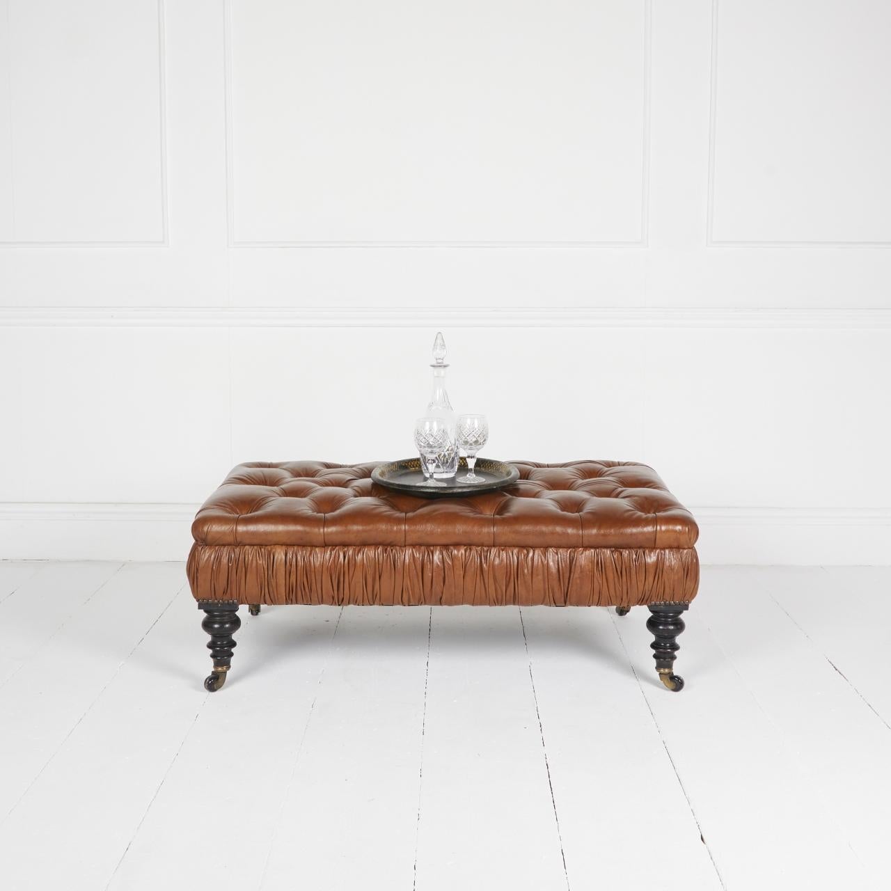 Tabouret ottoman en cuir ancien en vente 2