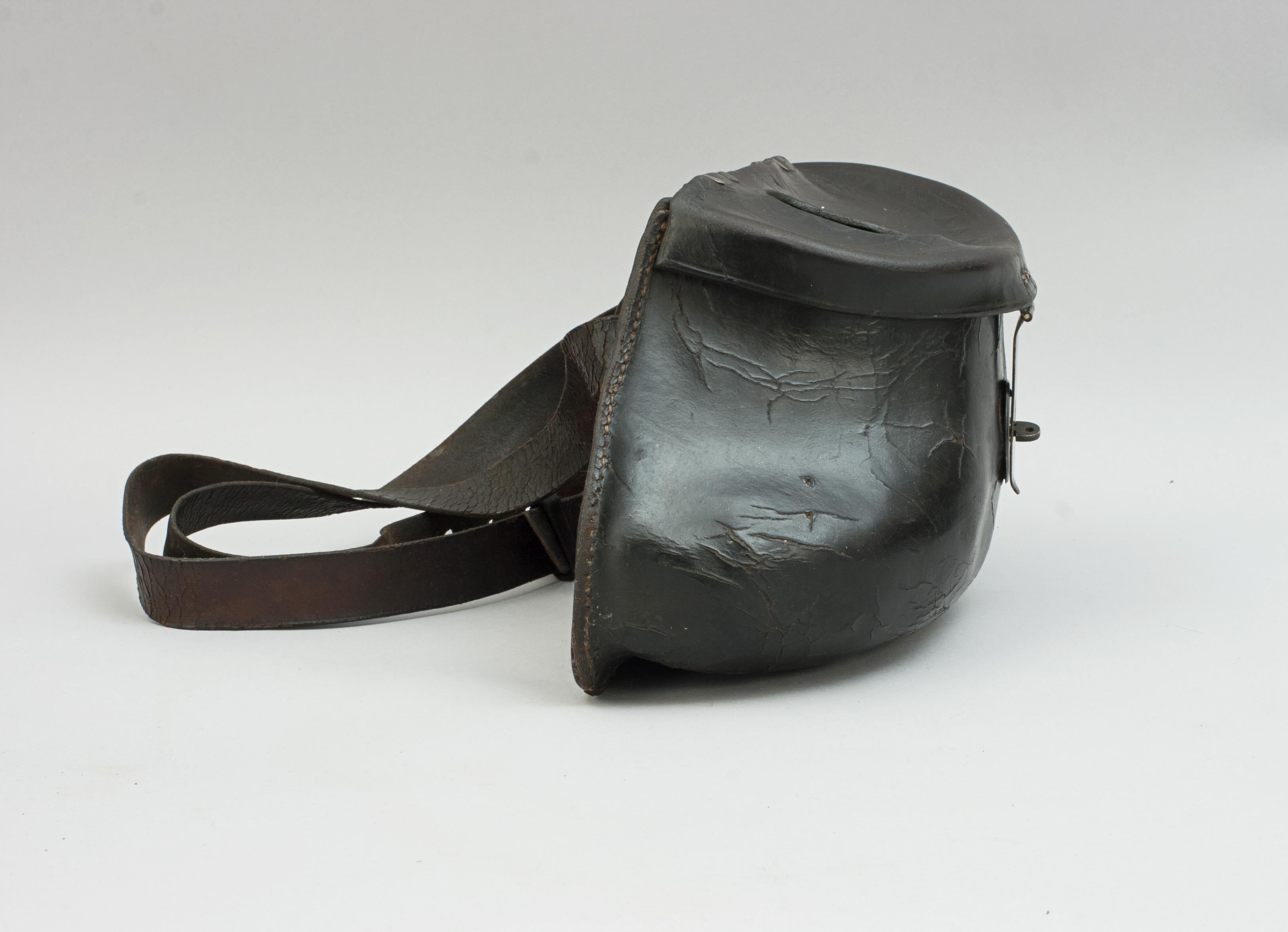 Pot en cuir ancien en crêpe de pêche à la cloche Bon état - En vente à Oxfordshire, GB