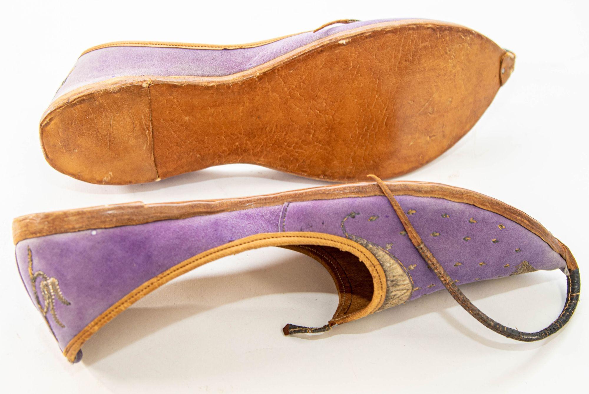 Antique Leather Purple Velvet Suede Mughal Raj Moorish Shoes Gold Embroidered For Sale 3