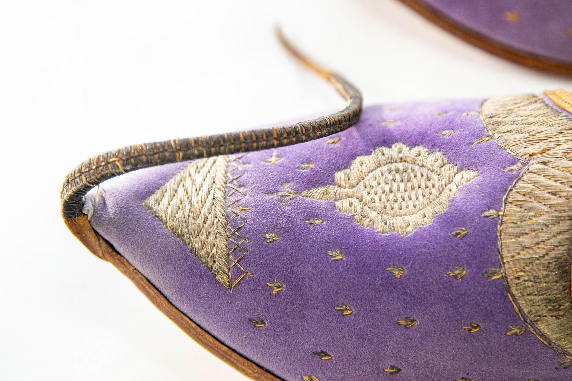 Antique Leather Purple Velvet Suede Mughal Raj Moorish Shoes Gold Embroidered For Sale 5
