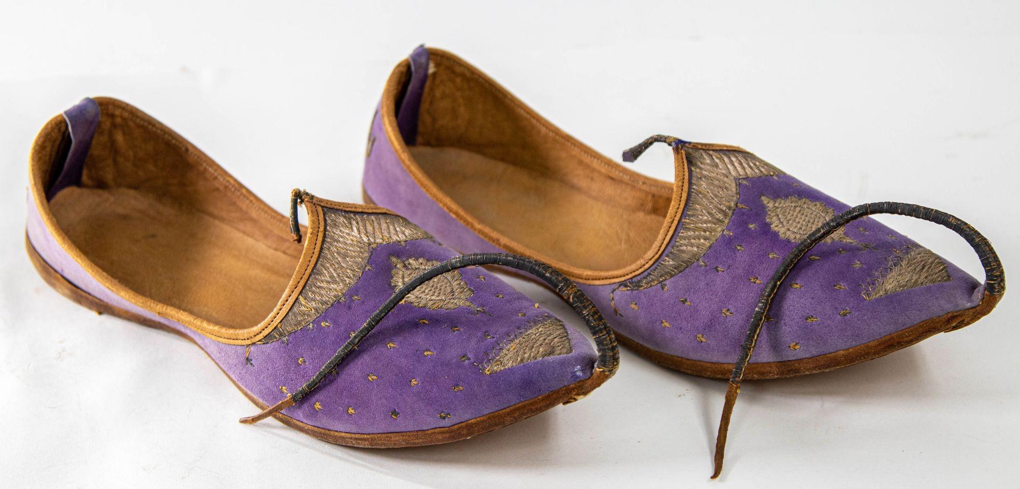 Antique Leather Purple Velvet Suede Mughal Raj Moorish Shoes Gold Embroidered For Sale 10
