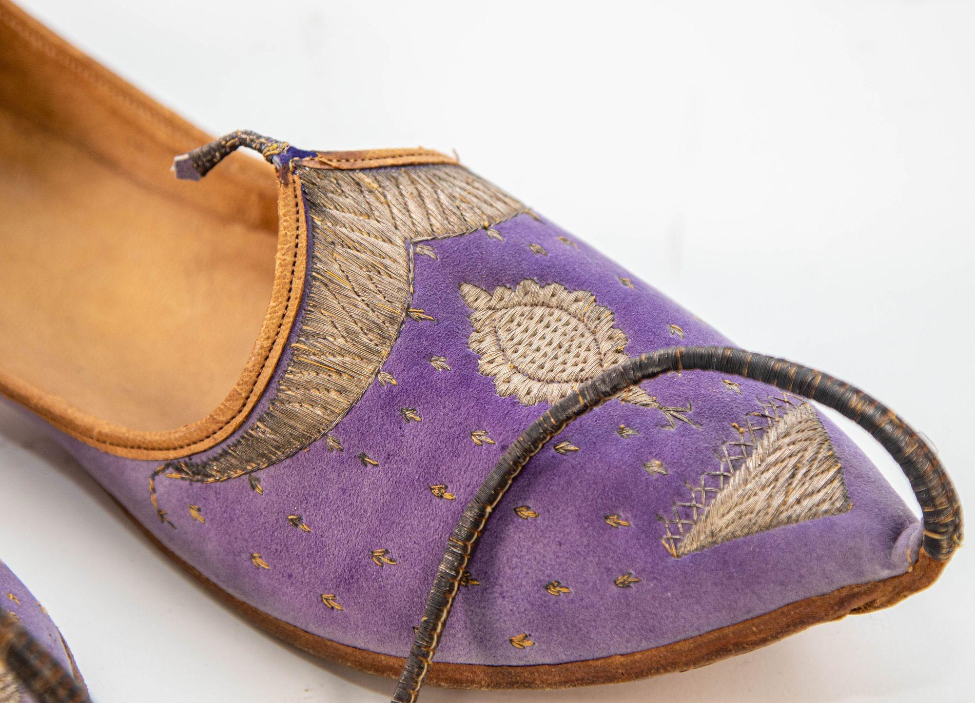 Mauresque Chaussures moghol Raj anciennes en cuir et velours violet brodé d'or en vente